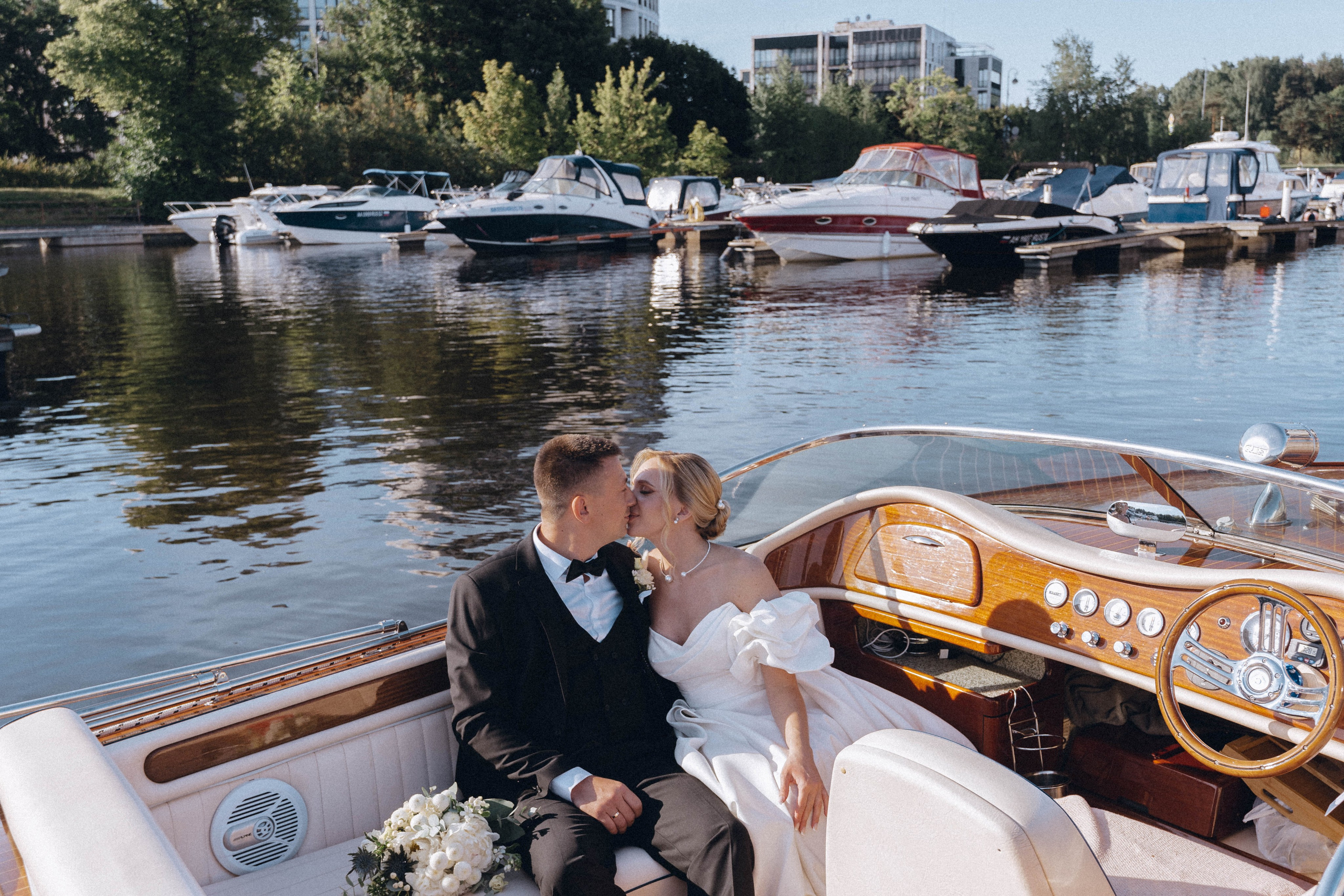 СВАДЕНБНАЯ СЬЕМКА НА КАТЕРЕ ПО КАНАЛАМ САНКТ-ПЕТЕРБУРГА И В АКВАТОРИИ НЕВЫ. Профессиональный фотограф, Санкт-Петербург — Виктория Богомолова