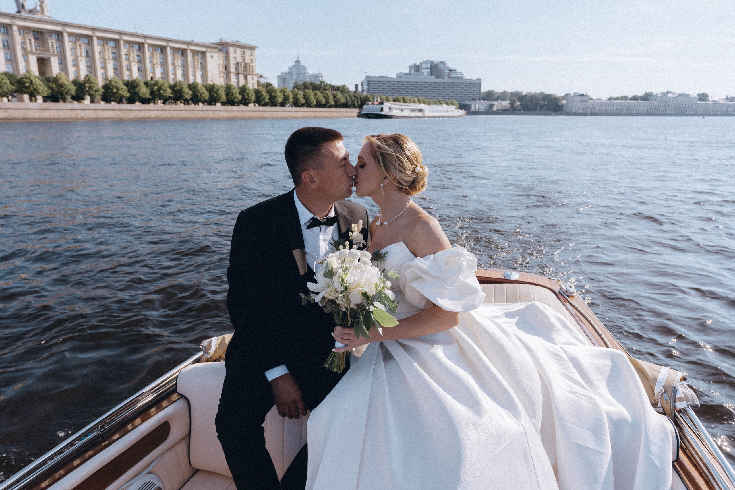 СВАДЕНБНАЯ СЬЕМКА НА КАТЕРЕ ПО КАНАЛАМ САНКТ-ПЕТЕРБУРГА И В АКВАТОРИИ НЕВЫ. Профессиональный фотограф, Санкт-Петербург — Виктория Богомолова