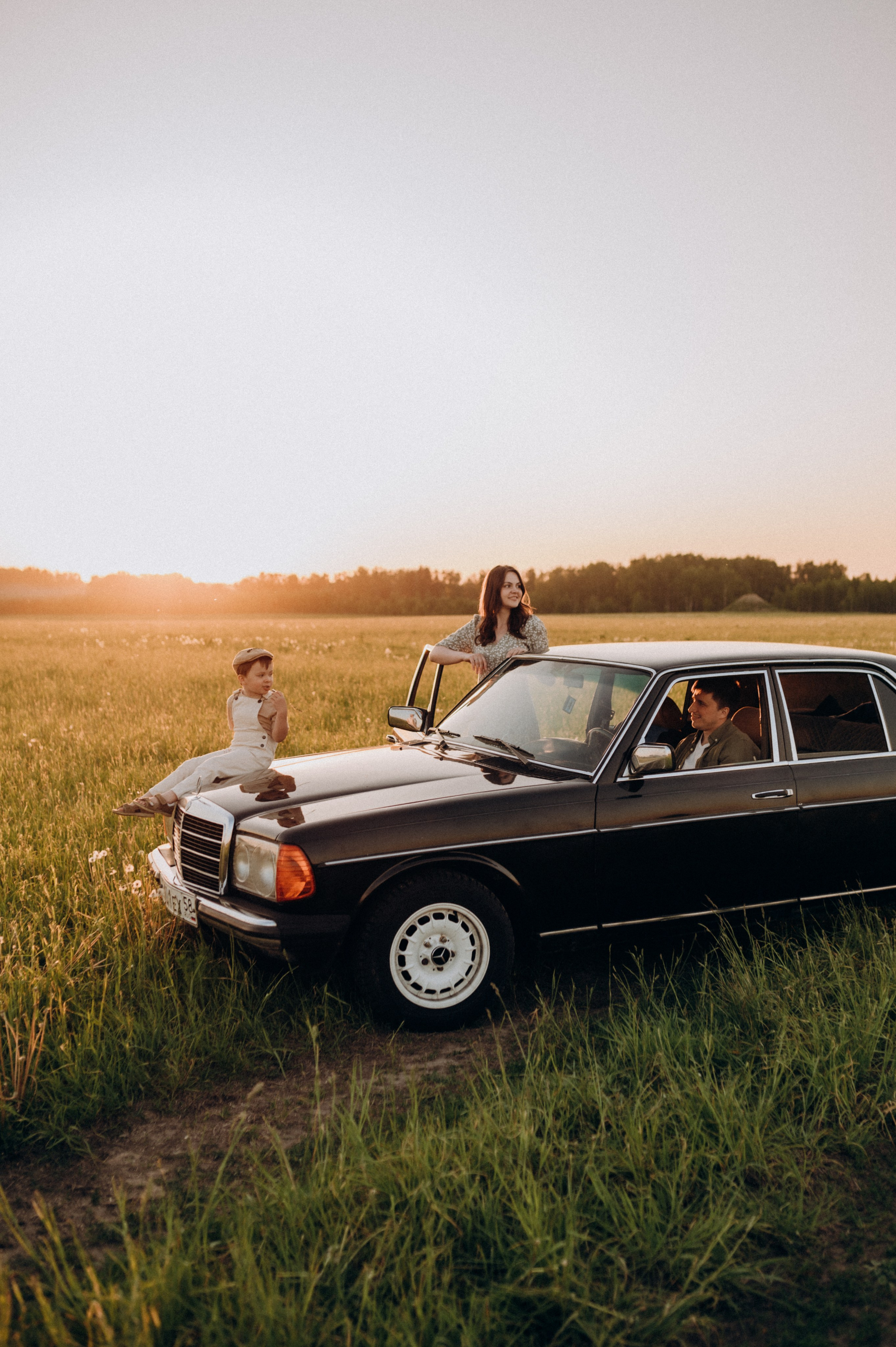С машиной. Семейный фотограф Нагорнова Виктория