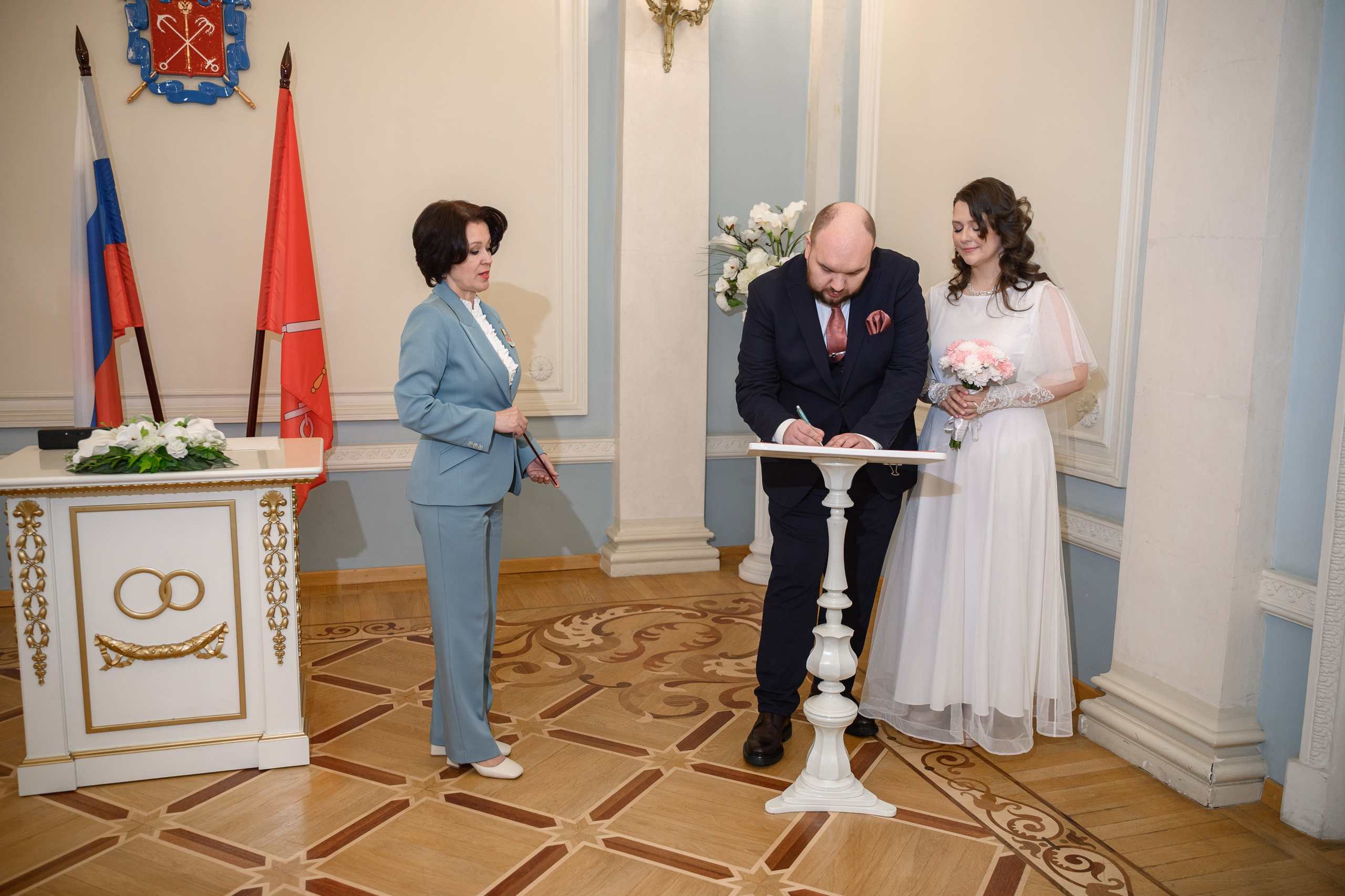 Торжественная регистрация брака в зале отдела ЗАГС Кировского района.
