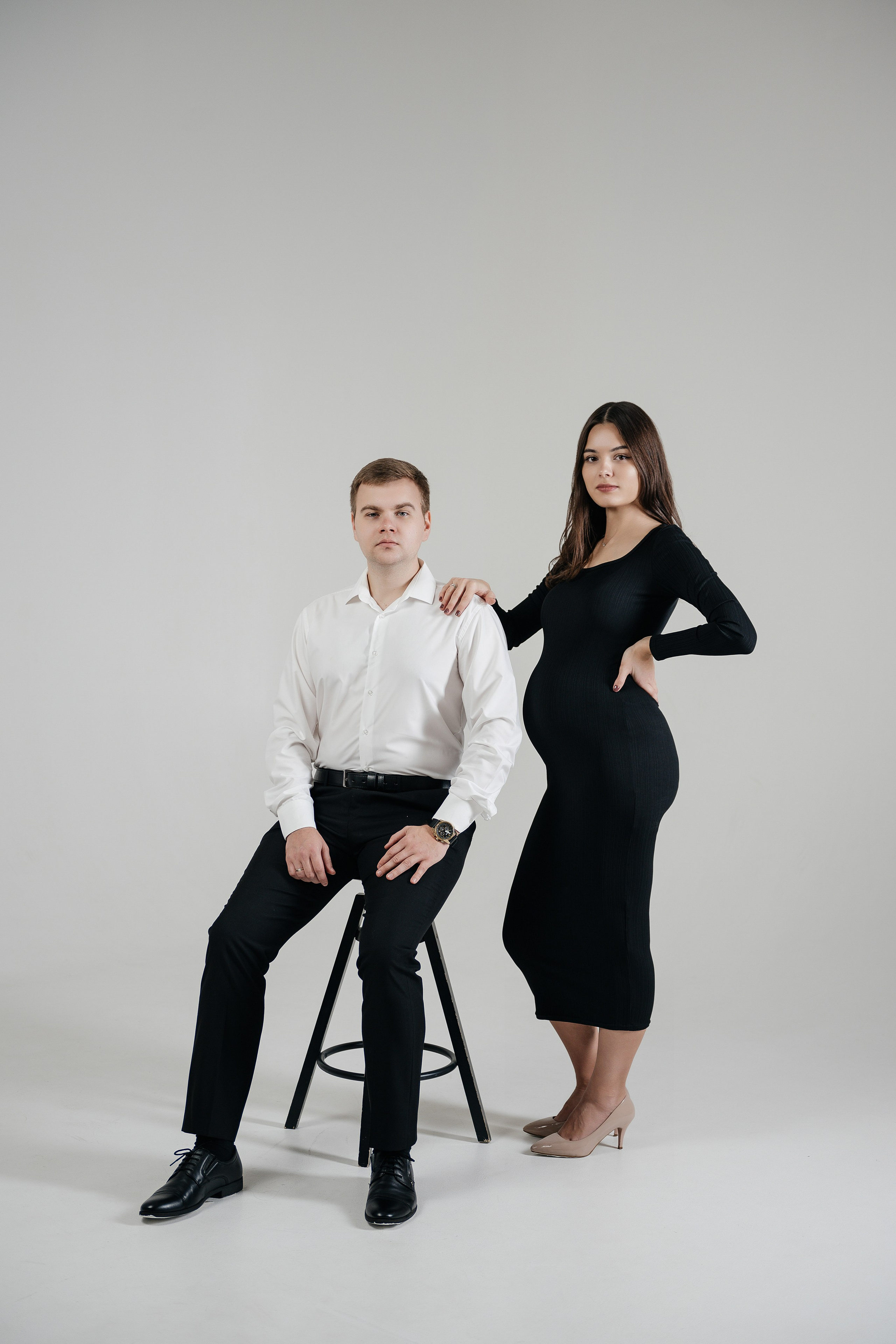 фотосессия беременности в фотостудии на белом фоне циклораме