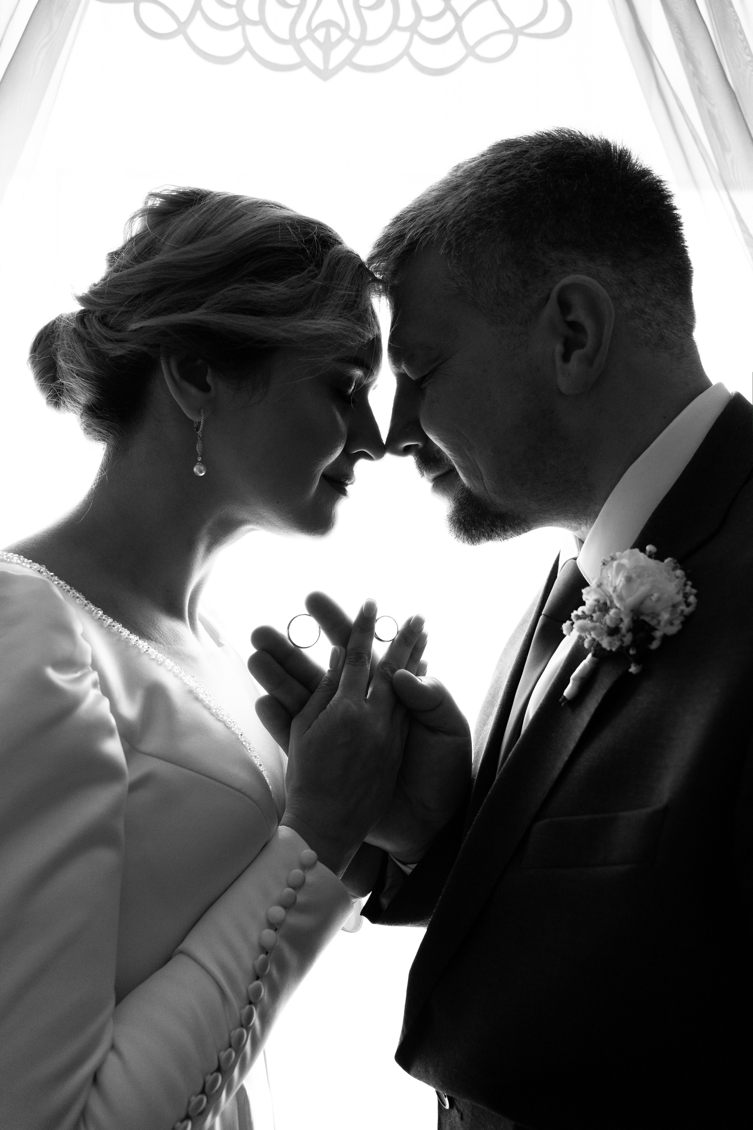 Свадебная фотосессия в ЗАГСе Петергофа. Свадебный фотограф Александр Невский в Санкт-Петербурге