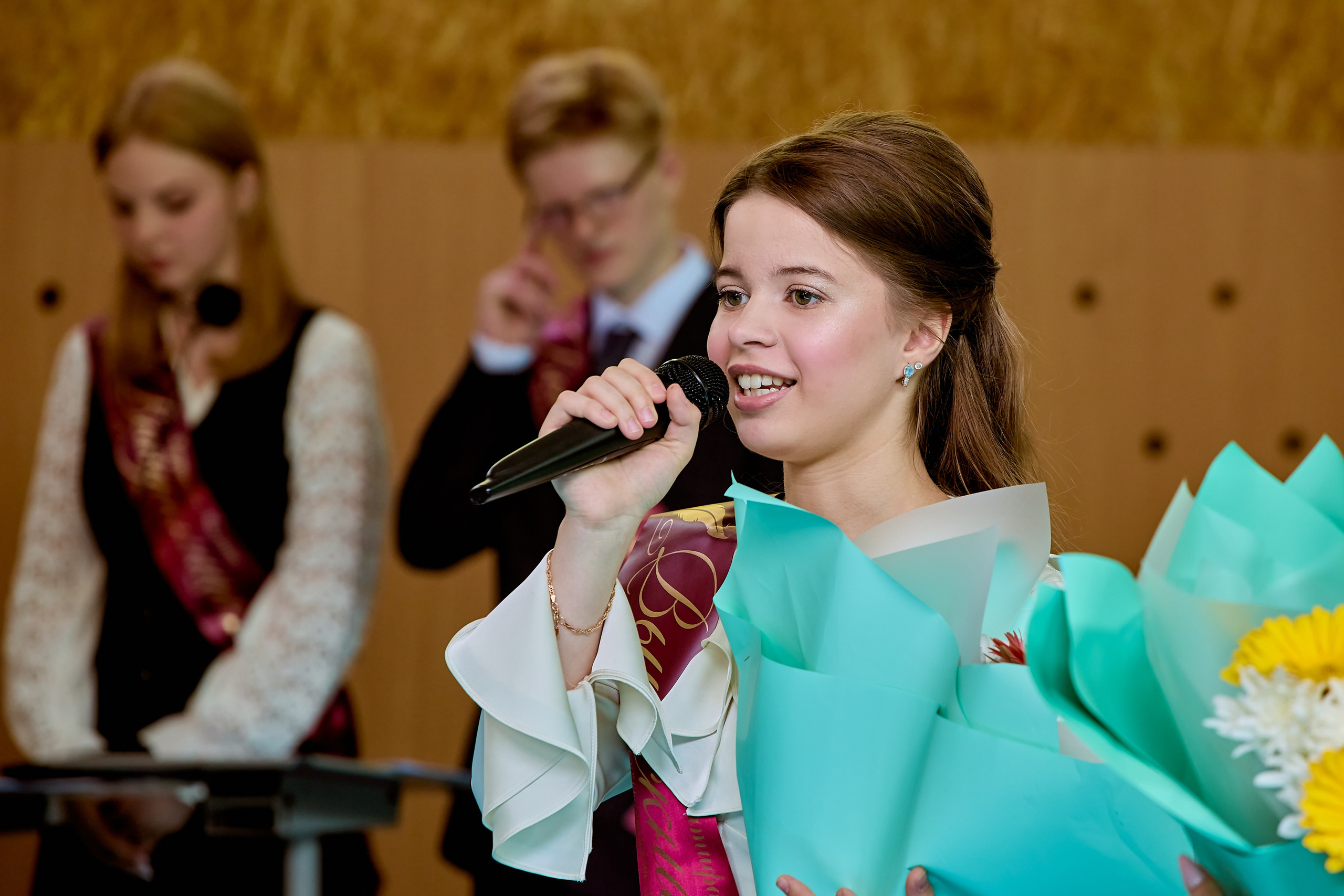 Последний звонок — символ веры, надежды и любви, кадр Николая Голованова православного портретного и детского фотографа, г. Дзержинск.