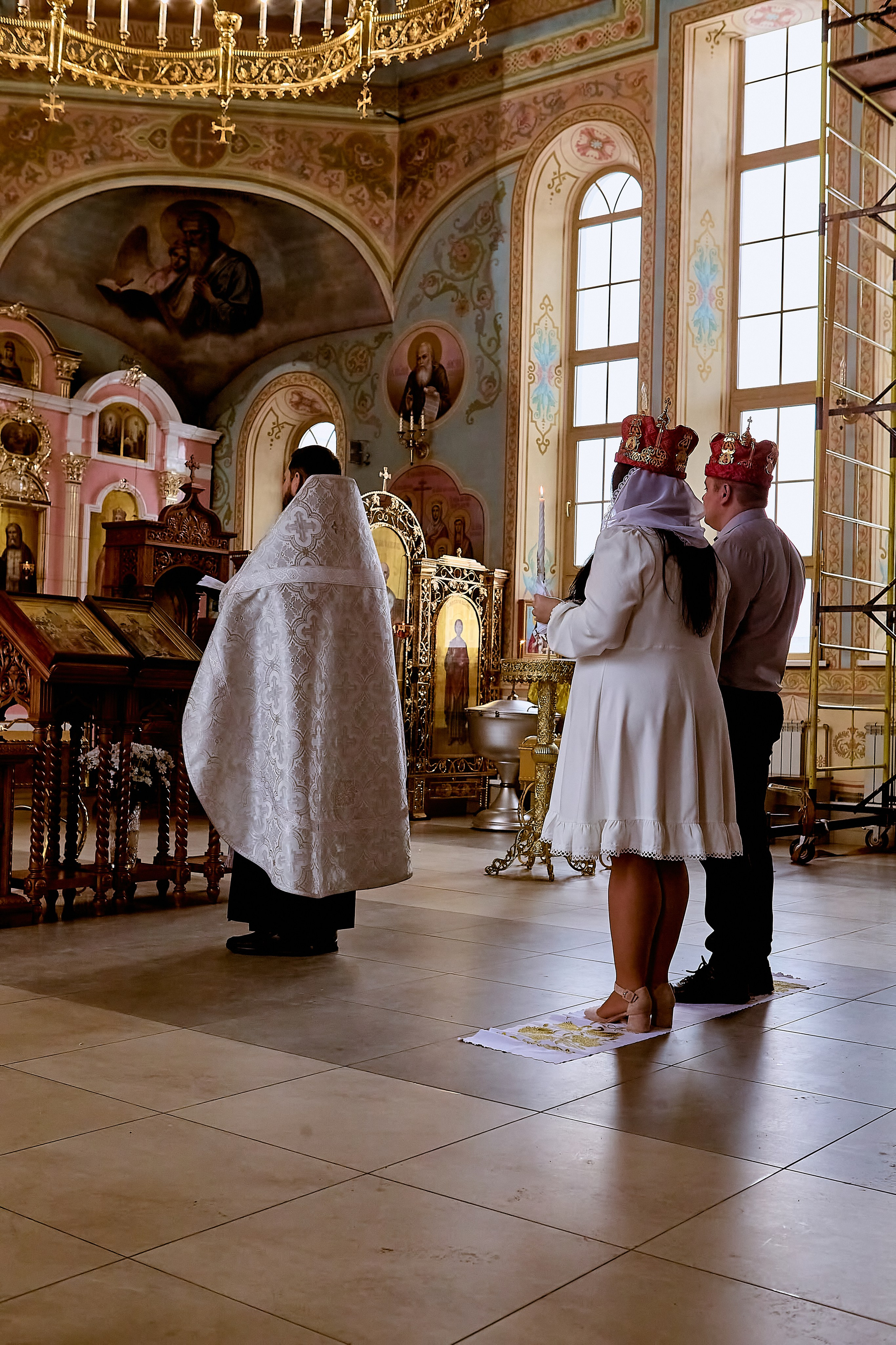 Фотокадр таинства Венчания. Молодожены в храме на таинстве венчания