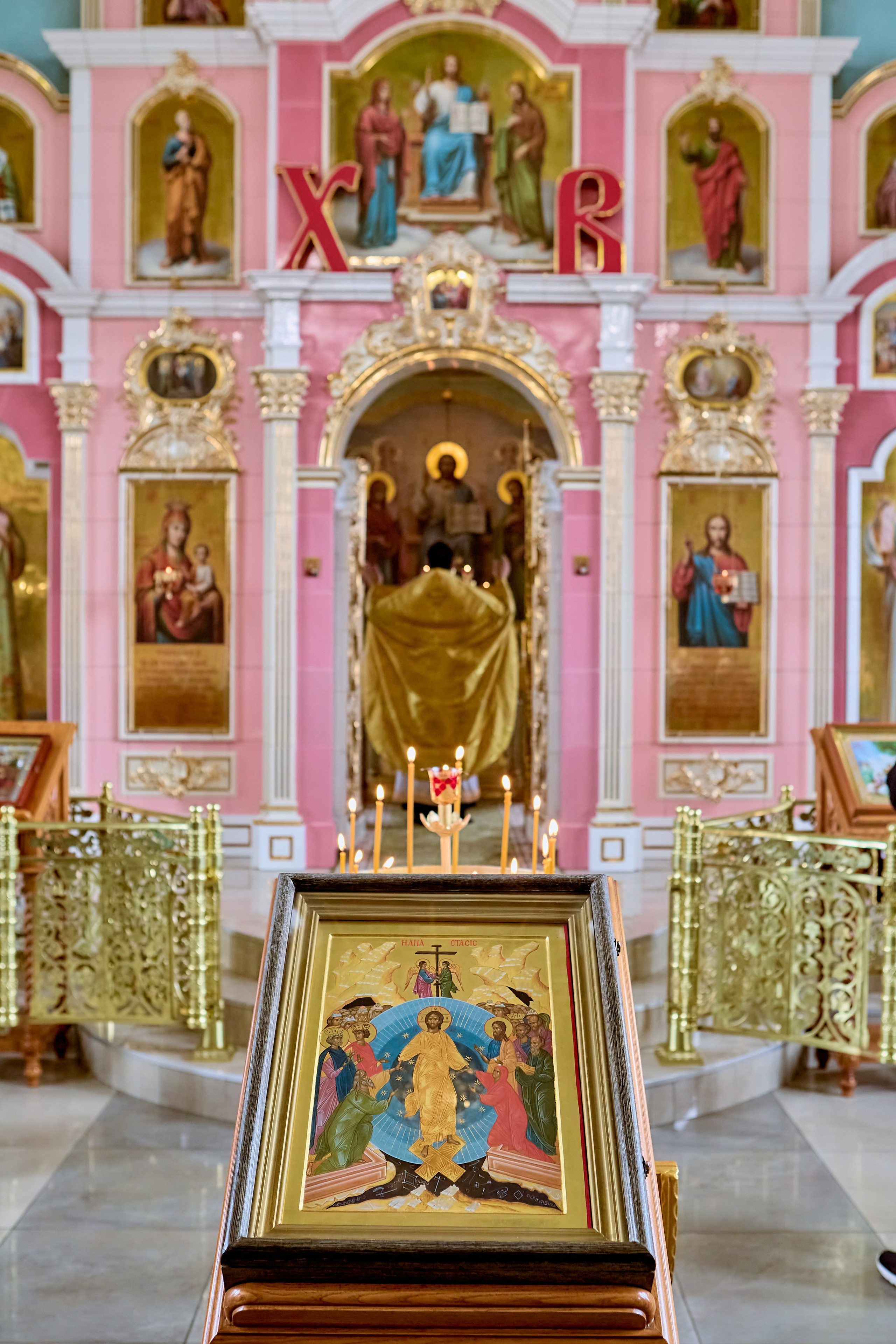 Молитвенная тишина и светлая радость Недели Всех Святых в кадрах мастера церковной фотографии.