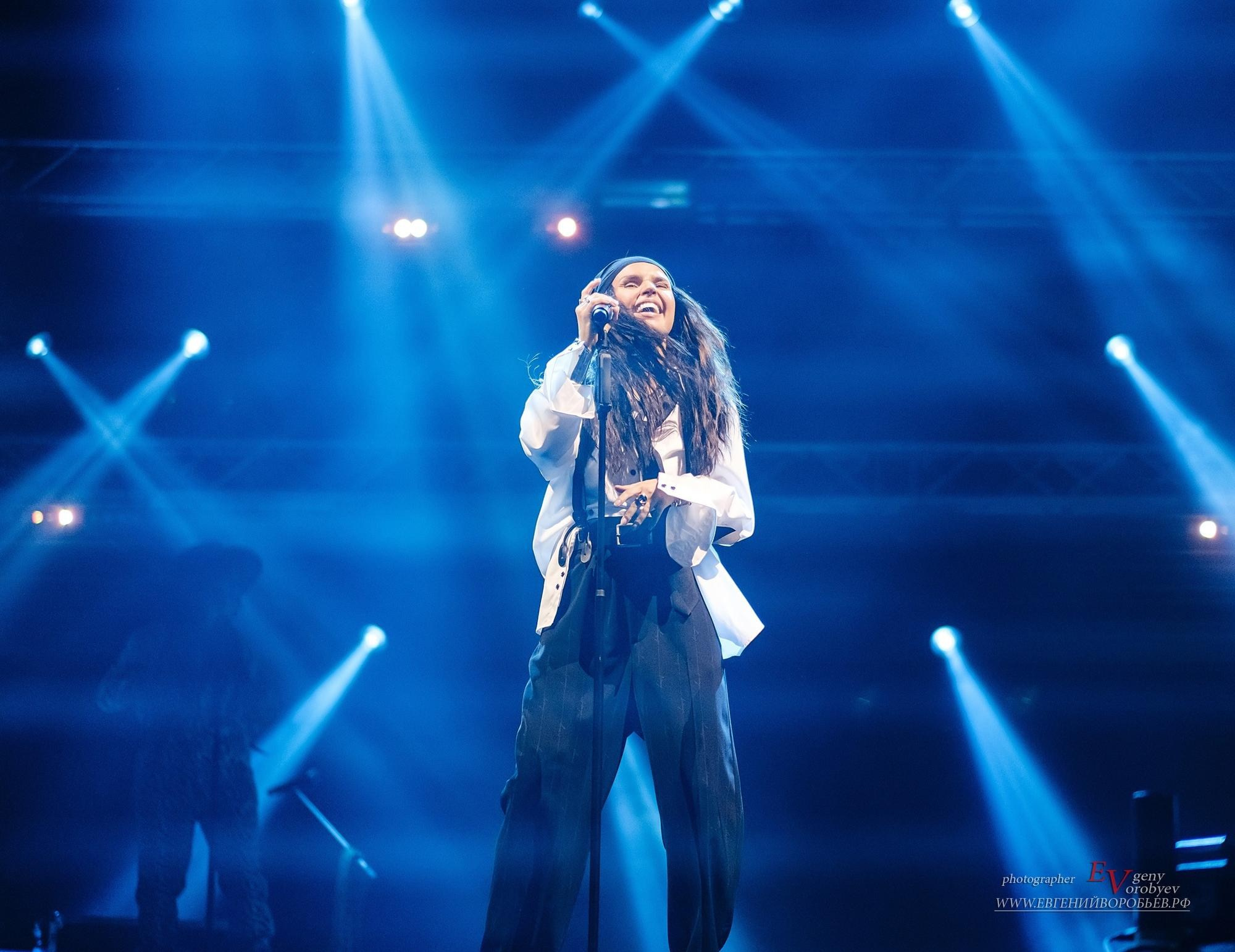 Концерт певицы зиверт в Красноярске фото репортаж артистка шоу фоторепортаж репортажный фотограф фотосъёмка заказать цена стоимость пример