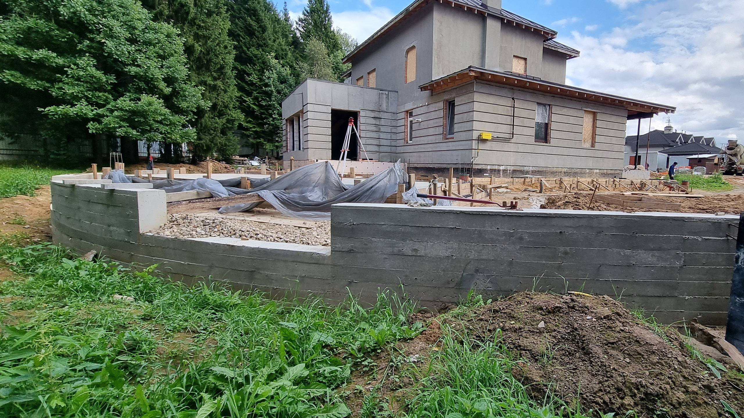 Заливка подпорной стенки из бетона — укрепление склона участка.