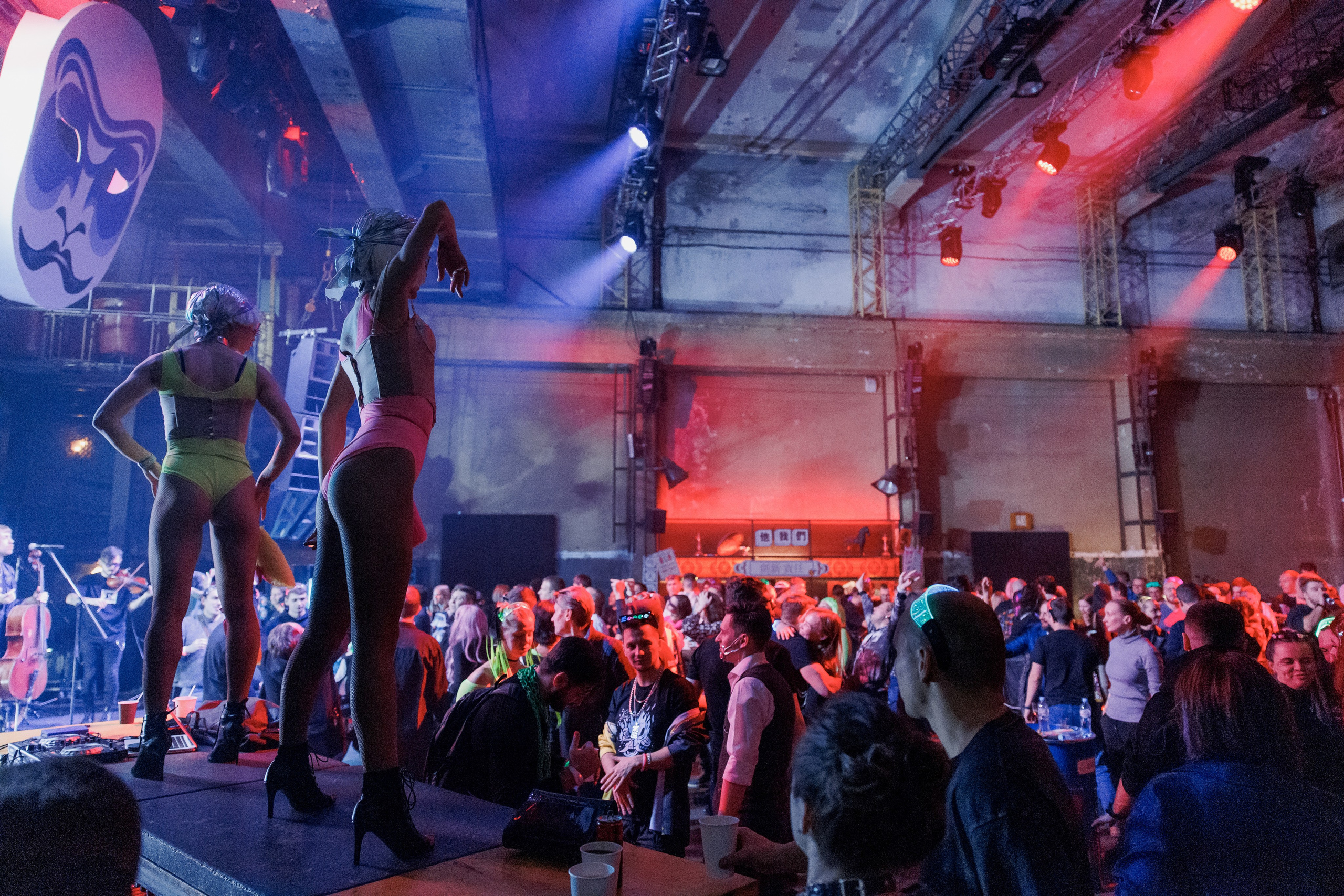 Hitech / Мутабор «Дельфин». Свадебный и семейный фотограф