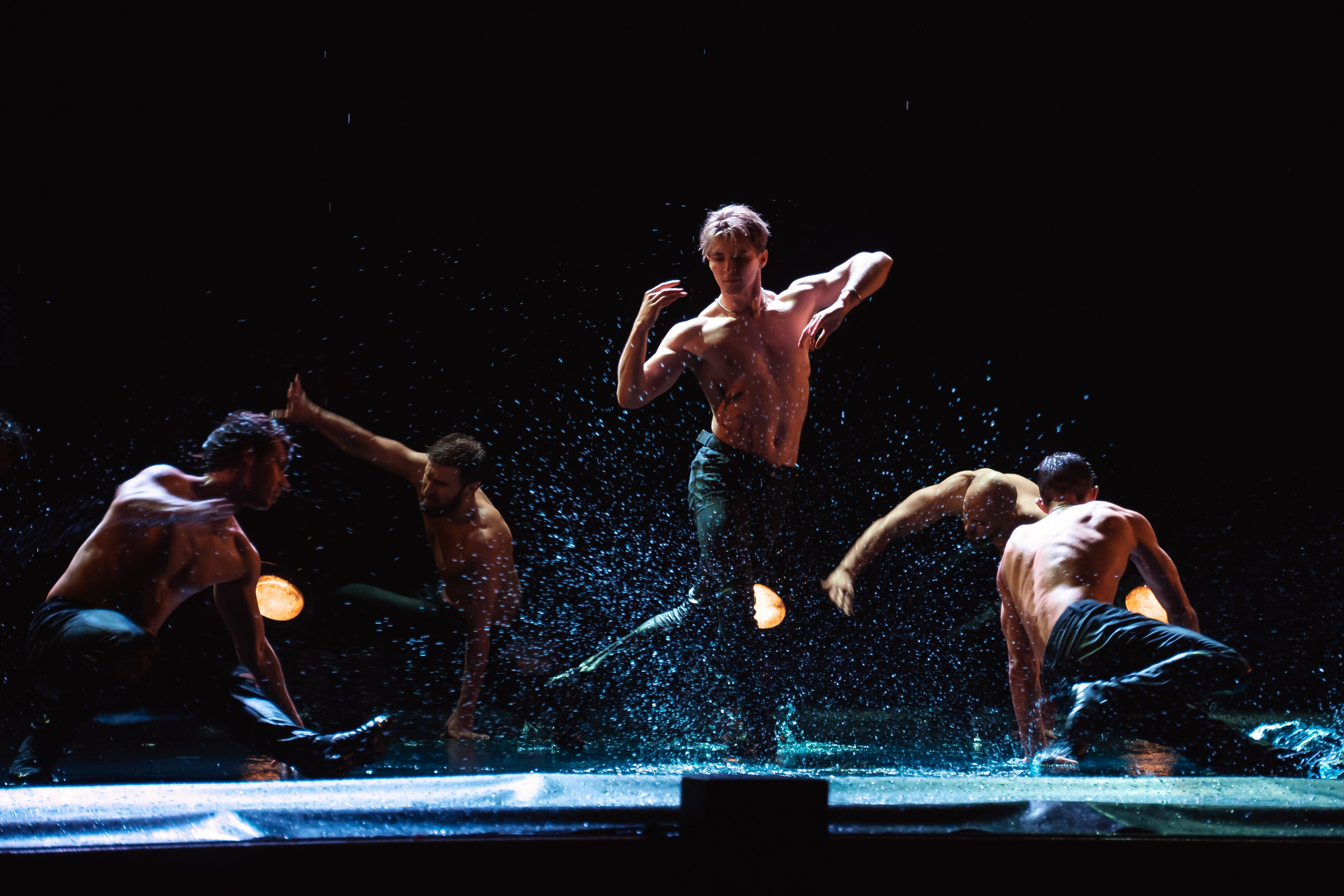 Шоу под дождем, Гранд Холл Сибирь, 20.02.2026. Фотограф Регина Крикунова г. Красноярск