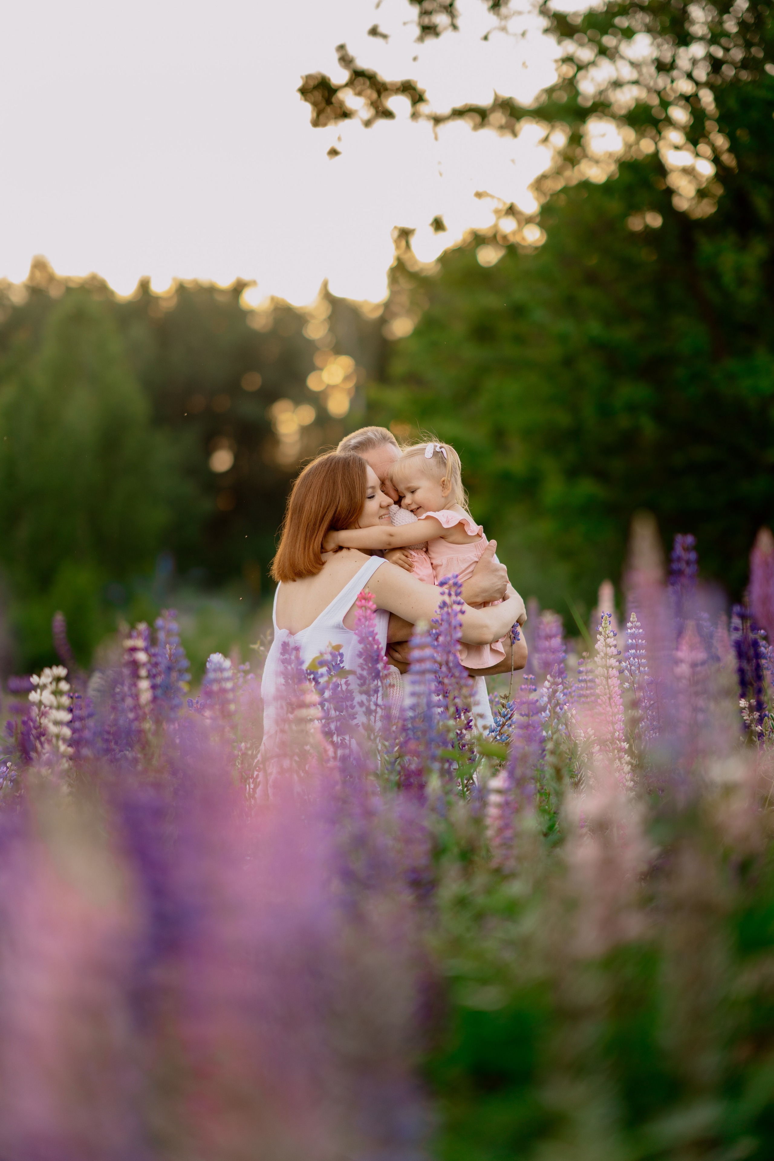 Фотосессия в люпинах. Анюта с мамой и папой. Семейный и детский фотограф в Сергиев Посаде, Хотьково Якимчук Любовь