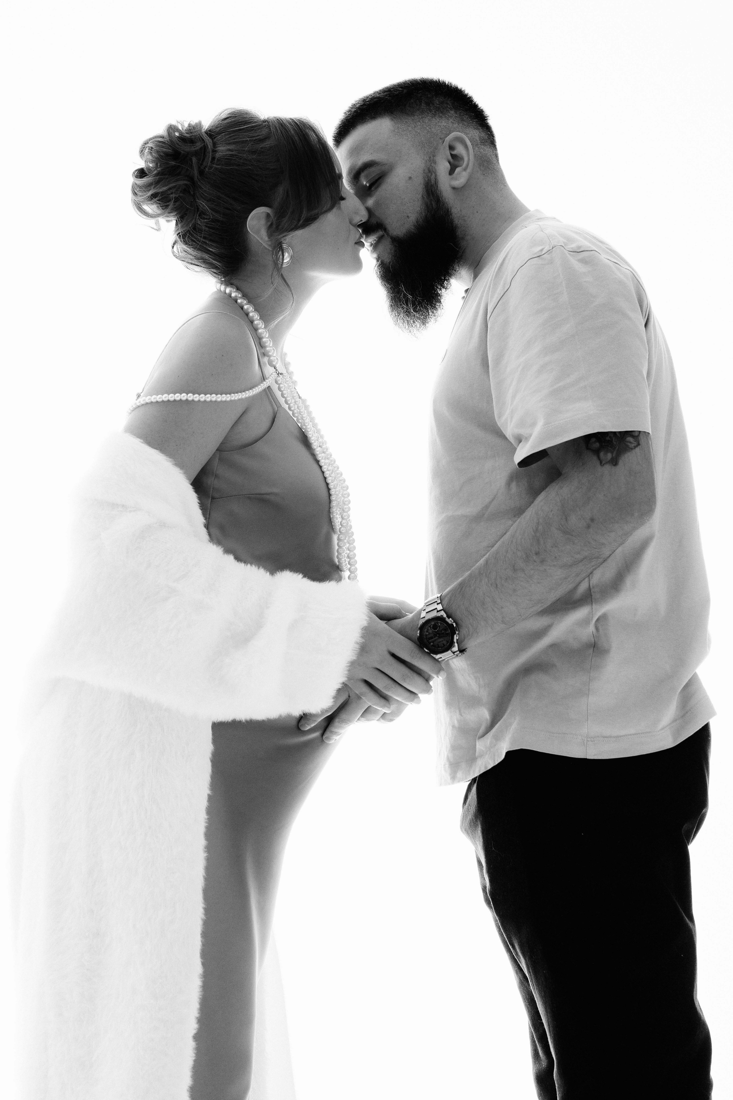 Александра. Фотосессия беременности на циклораме. Фотограф в Москве Ольга Сатони