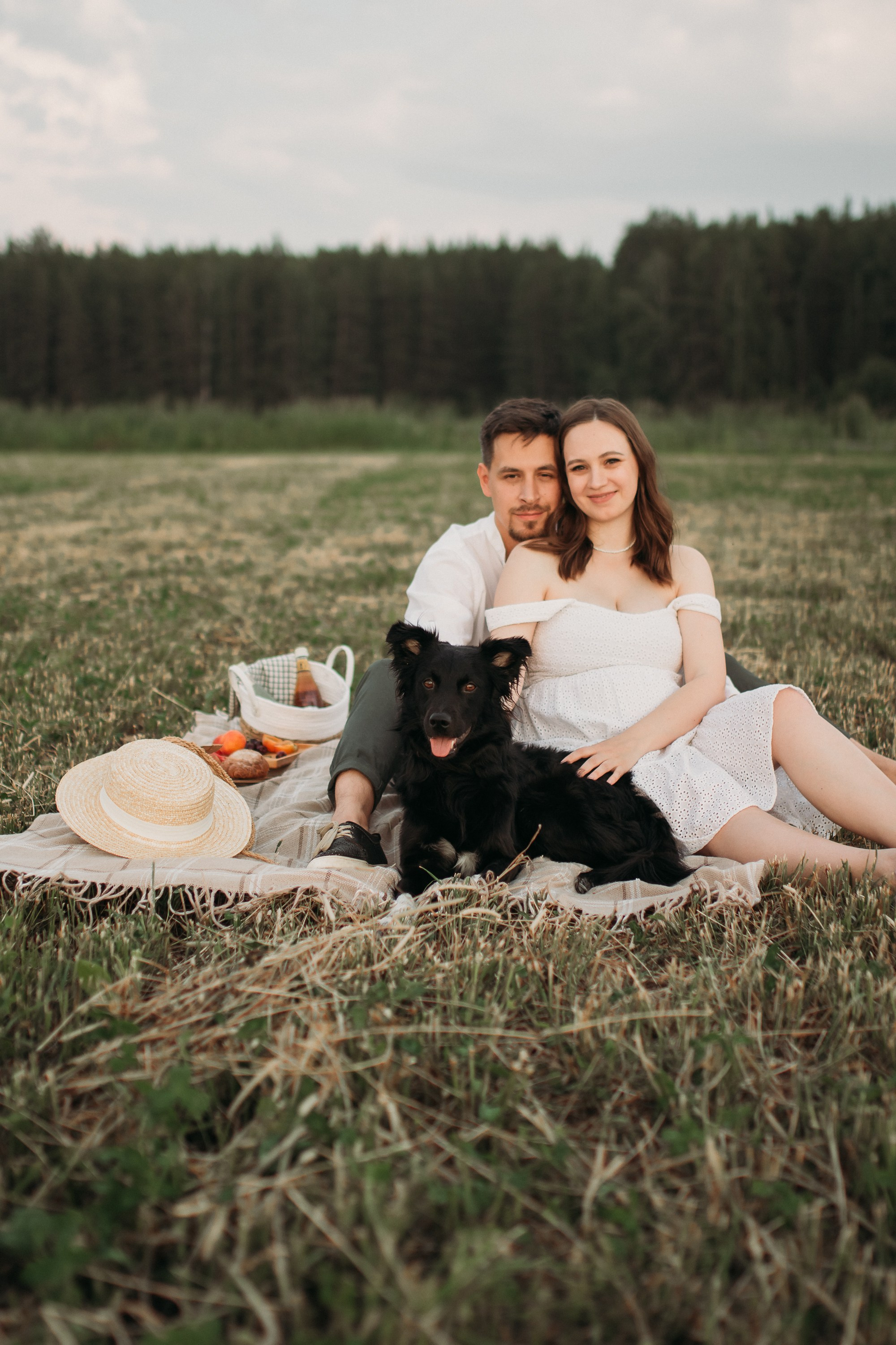 Фотосессия беременности в поле на закате. Семейный фотограф Екатеринбург Черепанова Олеся