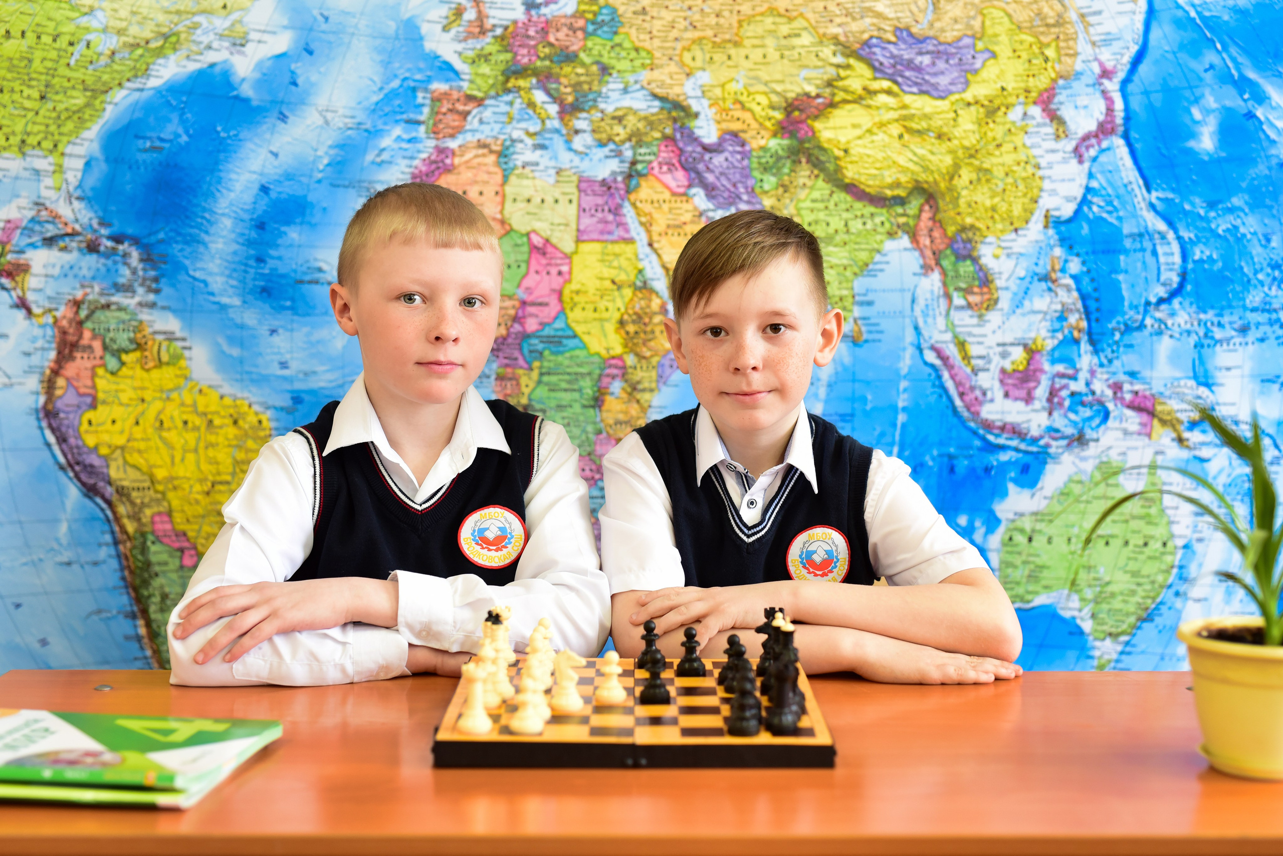 На фоне карты групповые. Семейный фотограф в Барнауле