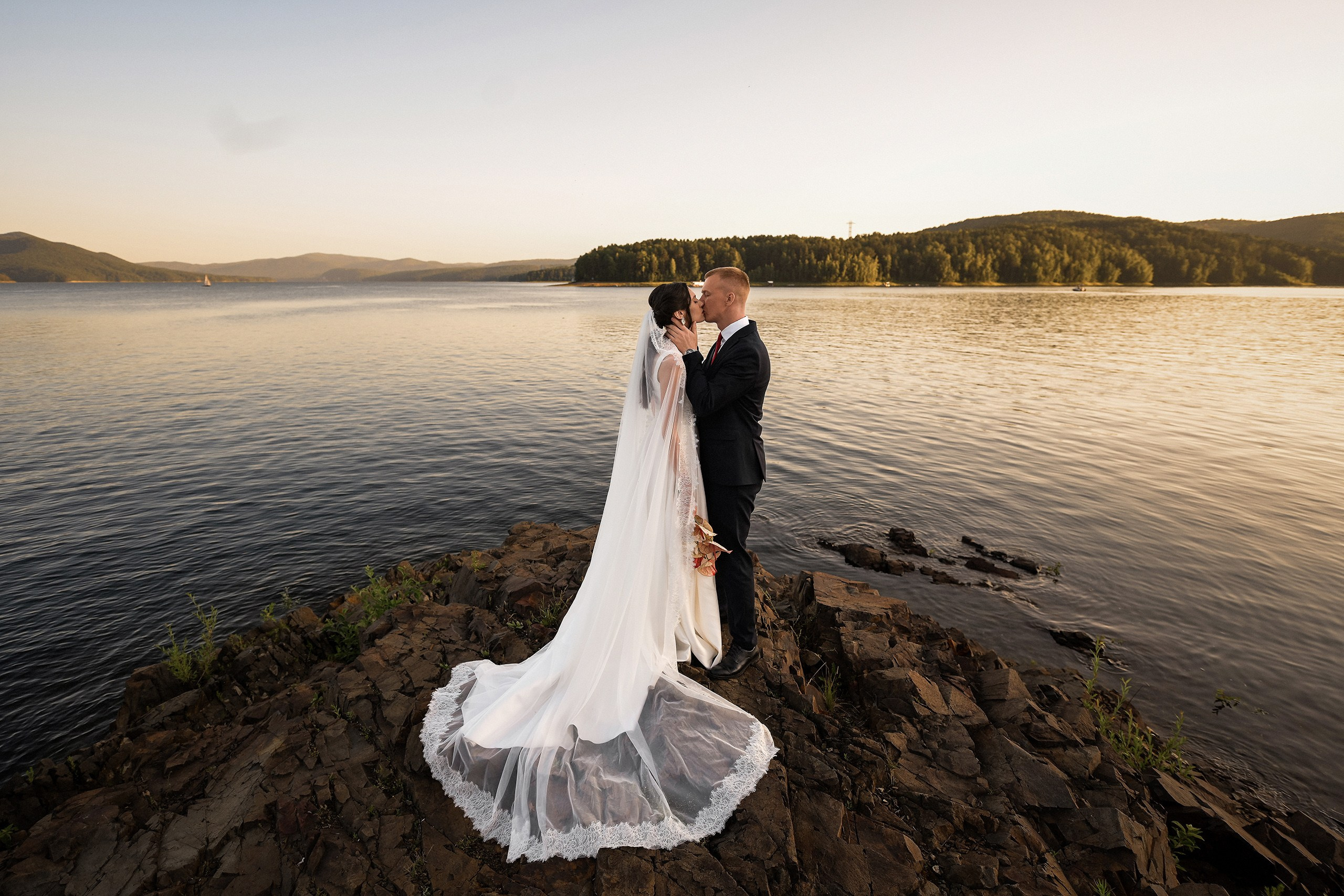Фотосессия в свадебном платье на яхте в Красноярске. 📸 Свадебный и семейный фотограф в Красноярске Тихомиров Евгений | 17 лет опыта | 800+ свадеб
