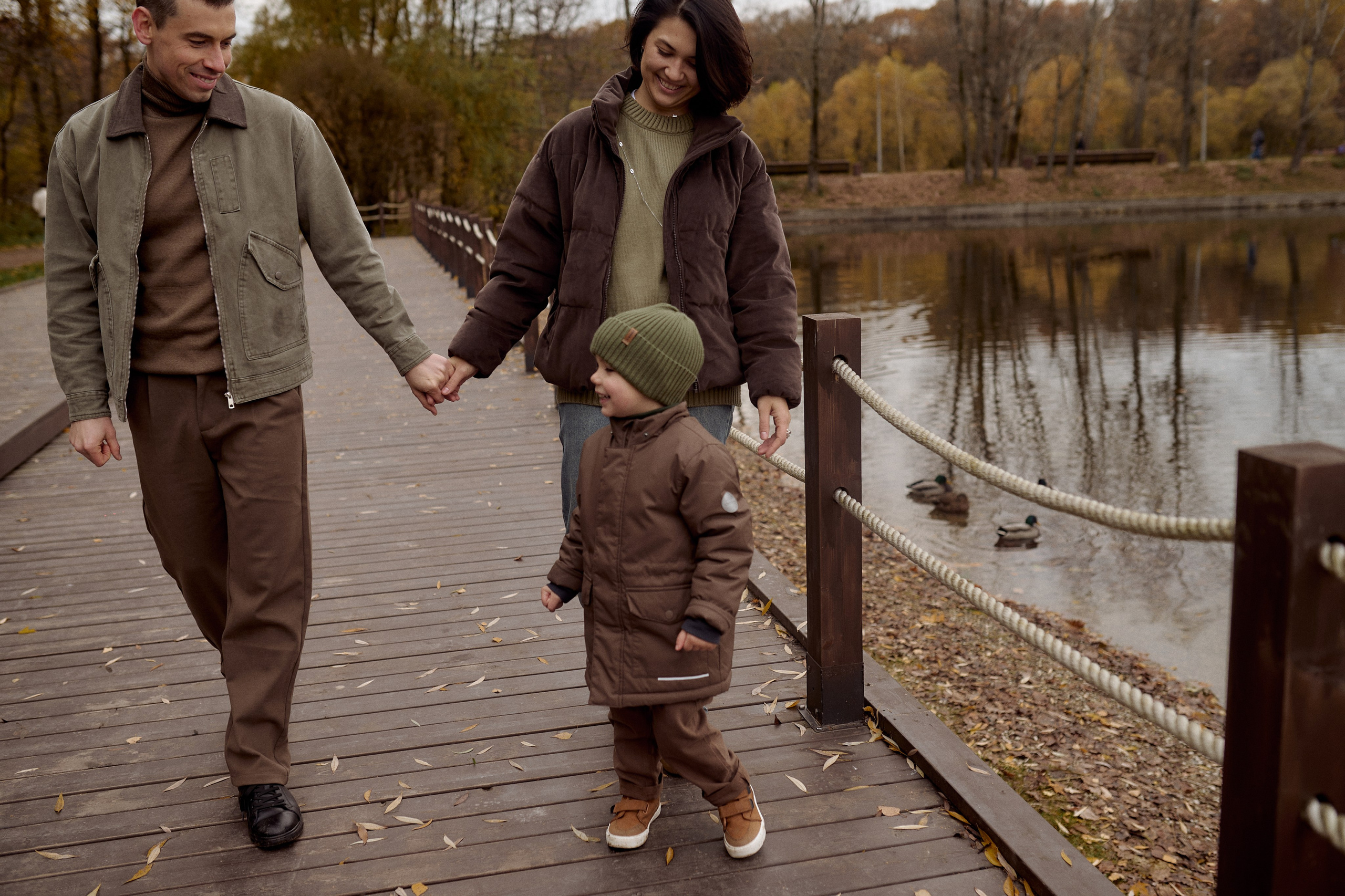Вова, Юля и Максим в осеннем парке. Семейный и свадебный lifestyle-фотограф в Москве Мария Петрова