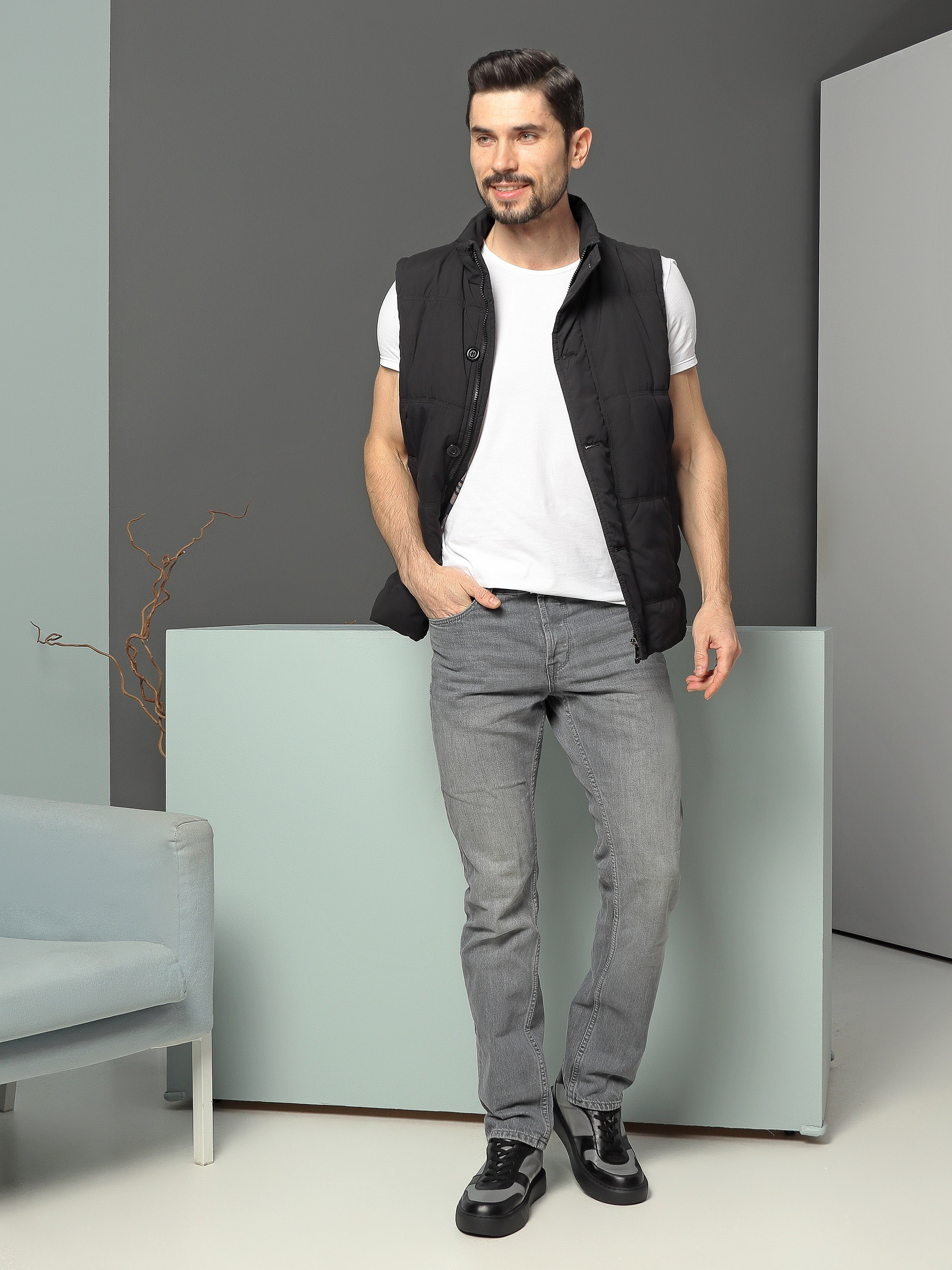 Съемка обуви на модели в интерьерной студии