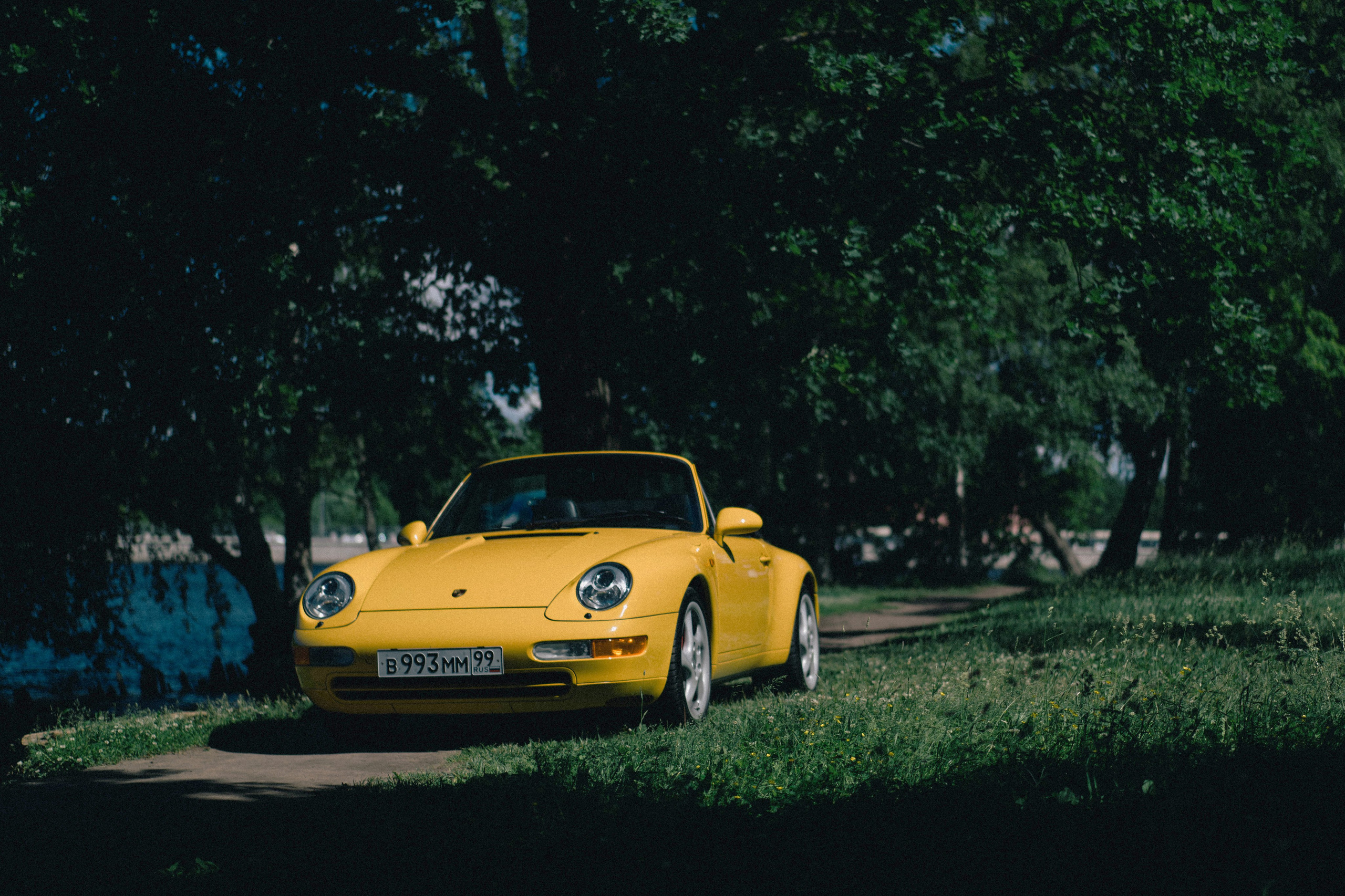 Искусство в деталях. Фара Porsche 993 — культовый элемент культового автомобиля. Именно такие мелочи создают неповторимый образ иконы. Никакого пластика, только стекло и хром. Время остановилось.#PorscheDetails #CarDesign #ИскусствоВДеталях #Porsche993 #Классика