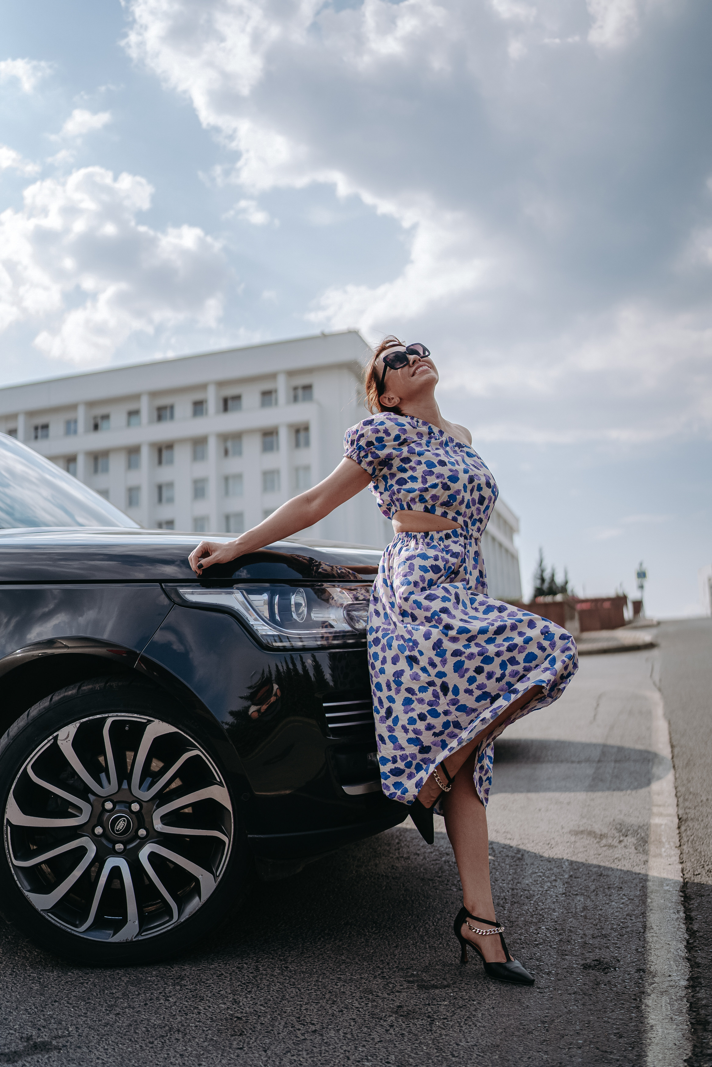 девушка на циклораме