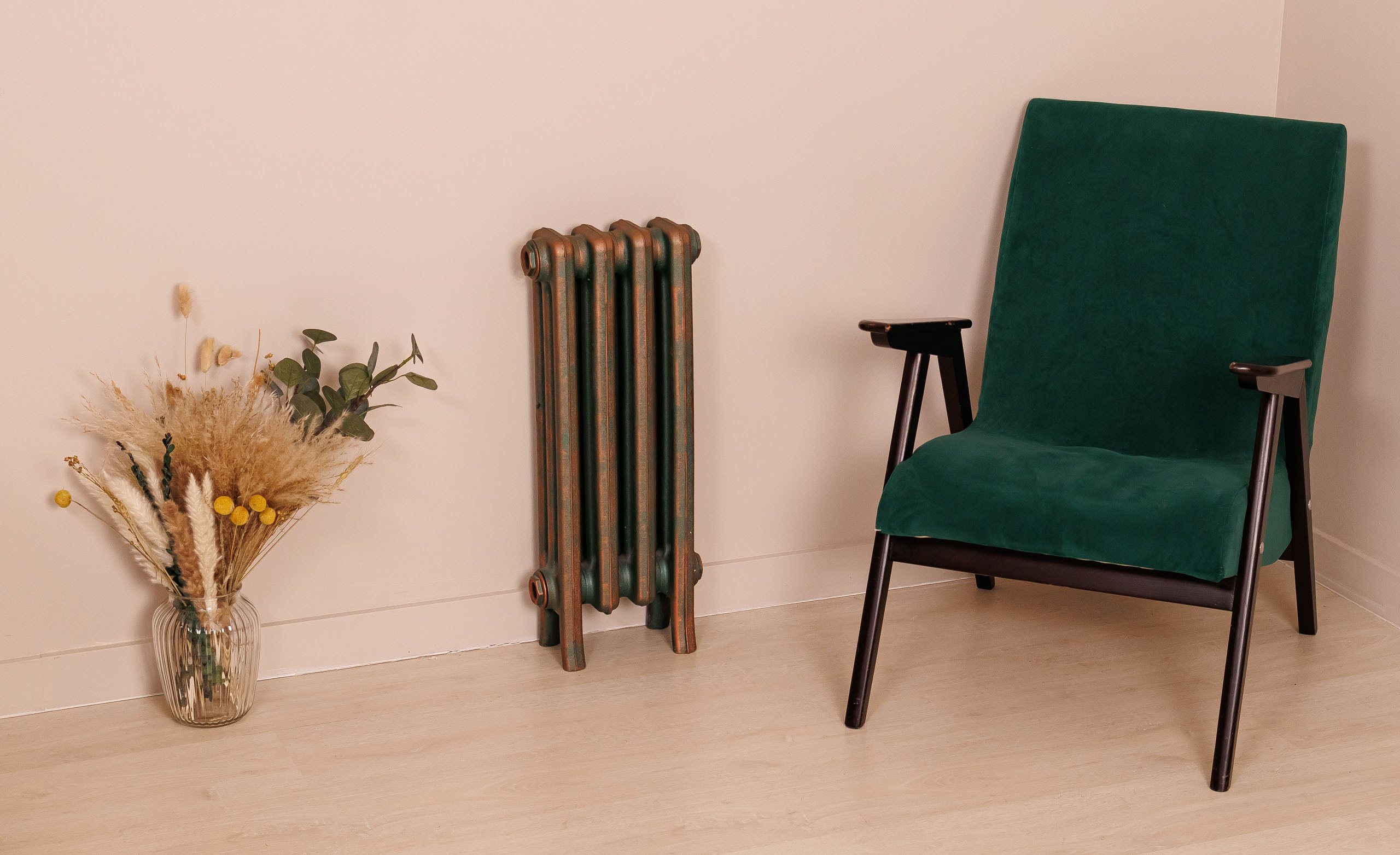 Предметные фотографии дизайнерских радиаторов отопления в стиле ретро