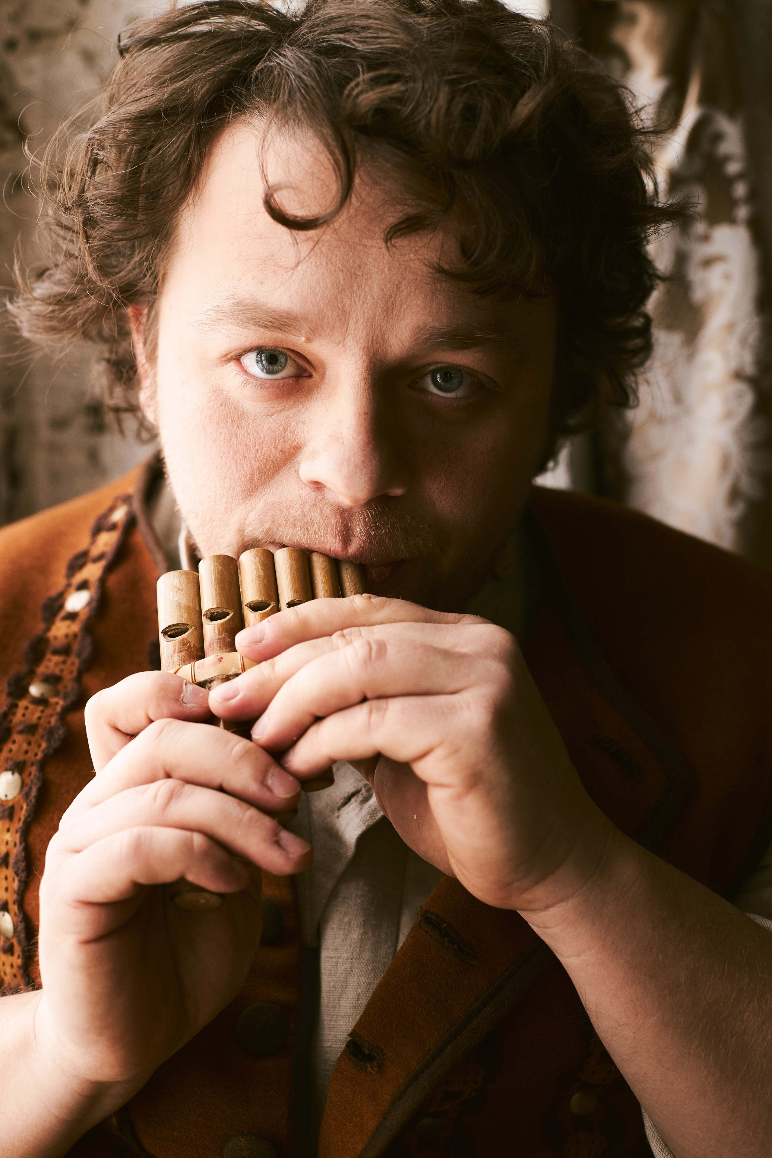 Портрет актёра театра и кино - Сергея Друзьяка, играющего на губной гармошке