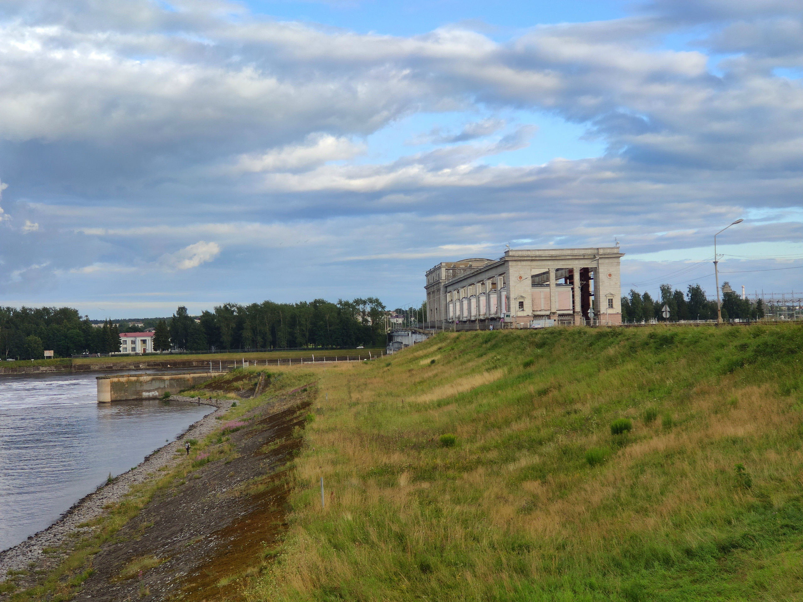 Всегда впечатляюсь такими мощными фундаментальными промышленными постройками
