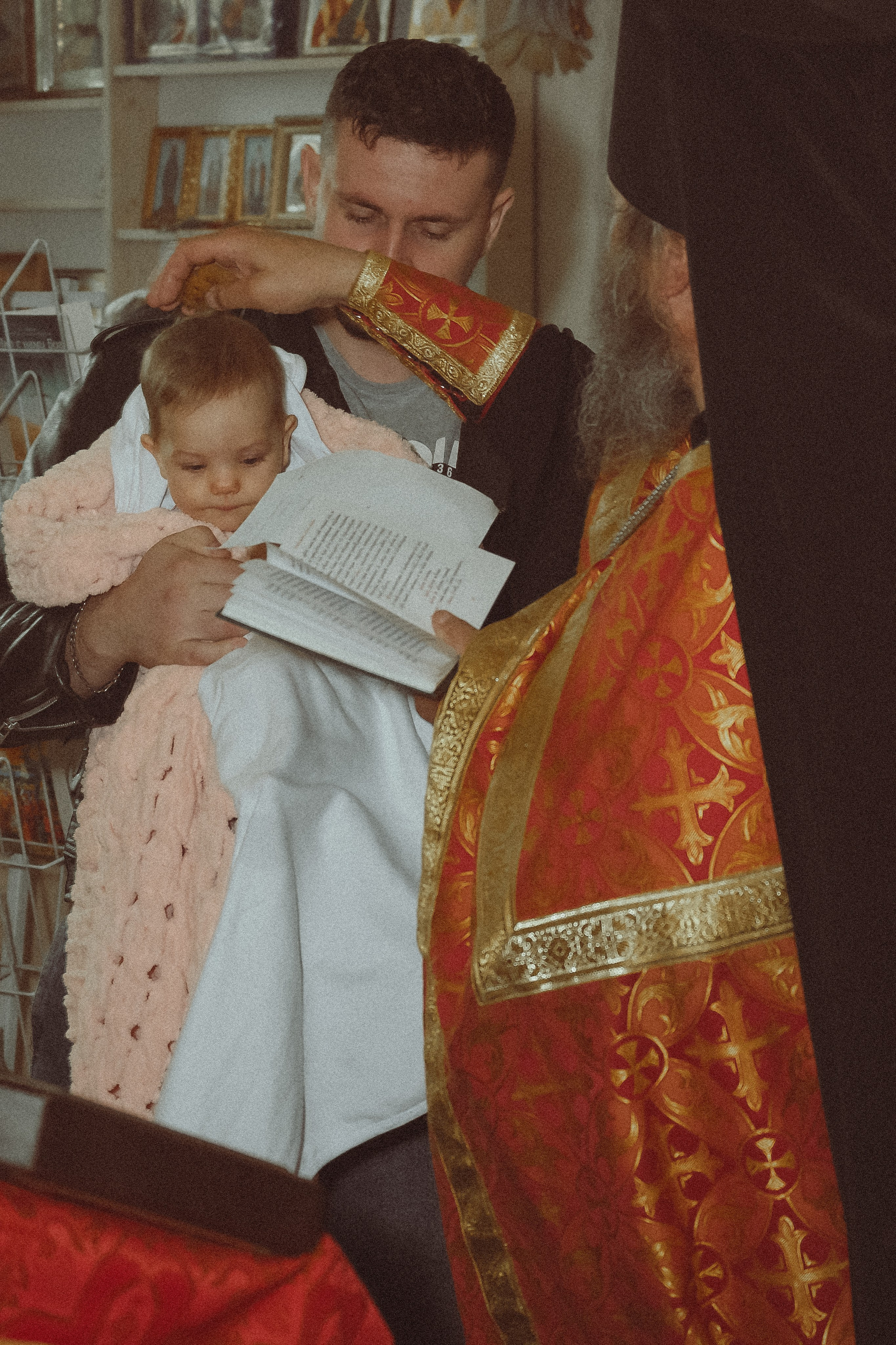 Крещение Ксении в храме Рождества Пресвятой Богородицы д. Щербинино. Фотограф Евгений Егоров