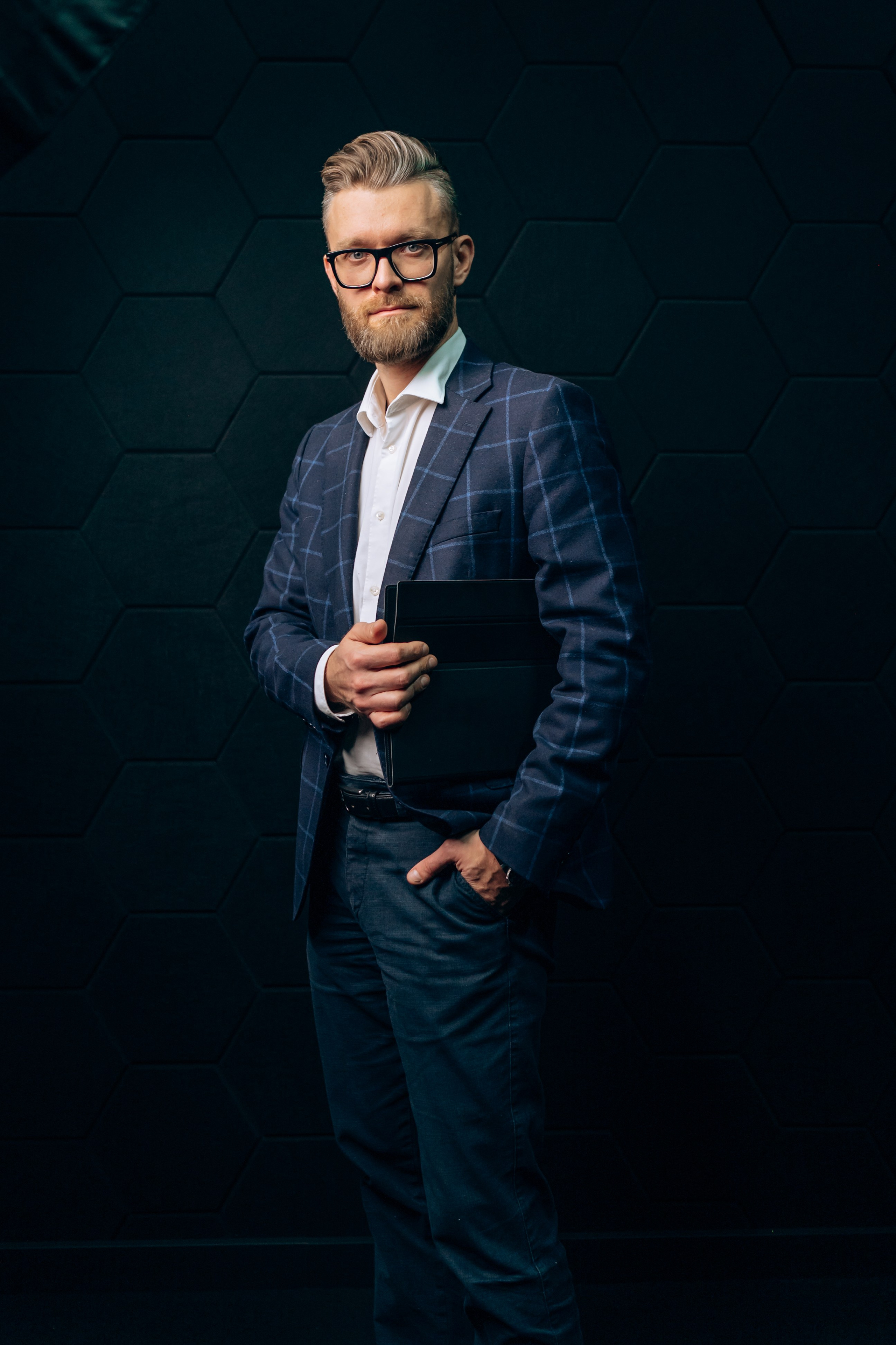 #деловойпортрет #бизнеспортрет #мужскойпортрет #профессиональныйпортрет #портретнаделовую #headshots #businessheadshot #corporateheadshot #геройнафото #студийнаяфотосессия #портретдлярезюме #портретдляLinkedIn #партнерскиепартнёры #мужскойстиль #деловойобраз