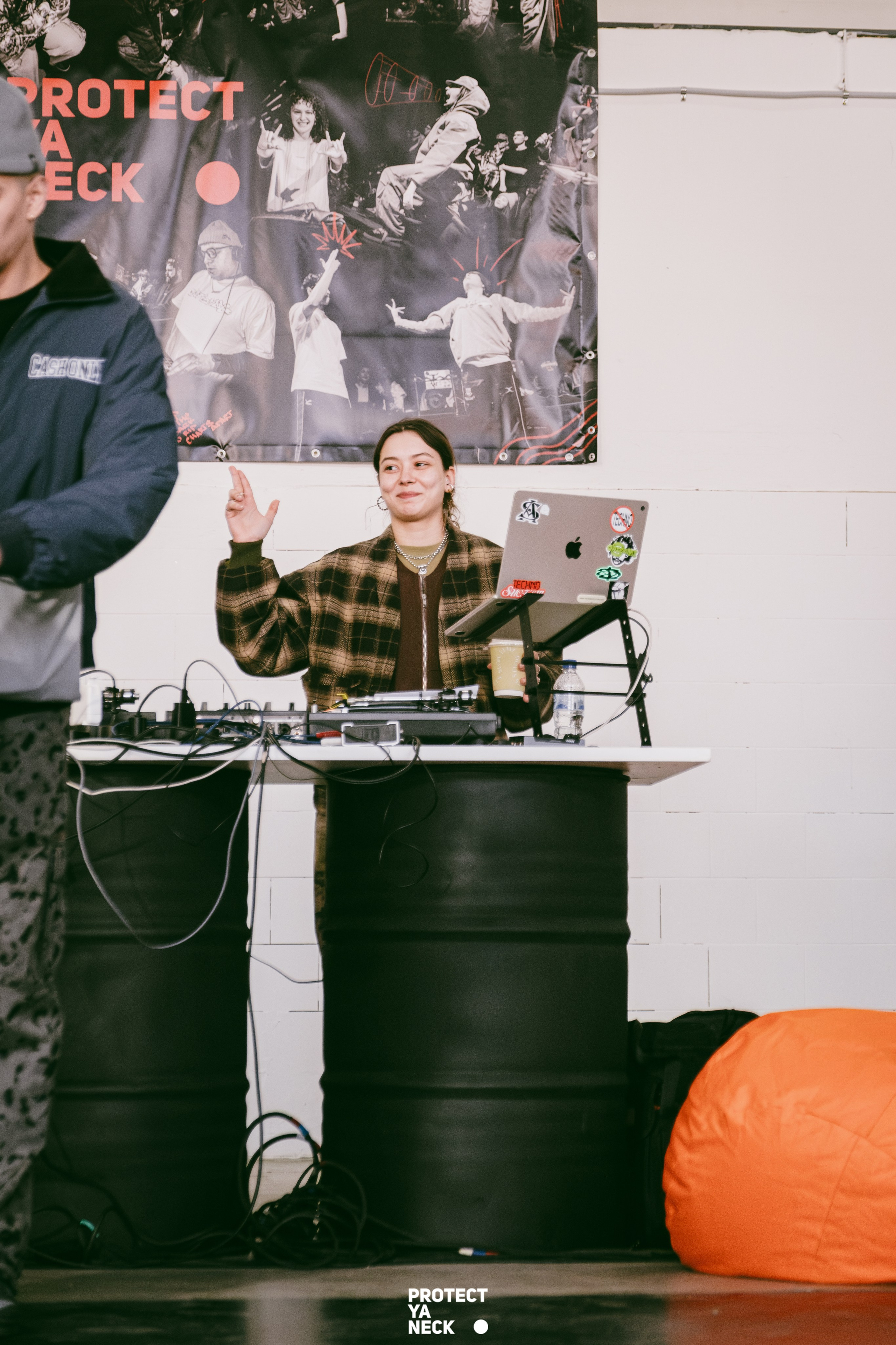 PROTECT YA NECK 22/03 (@youlovebu). Соня бу тебя сфоткала