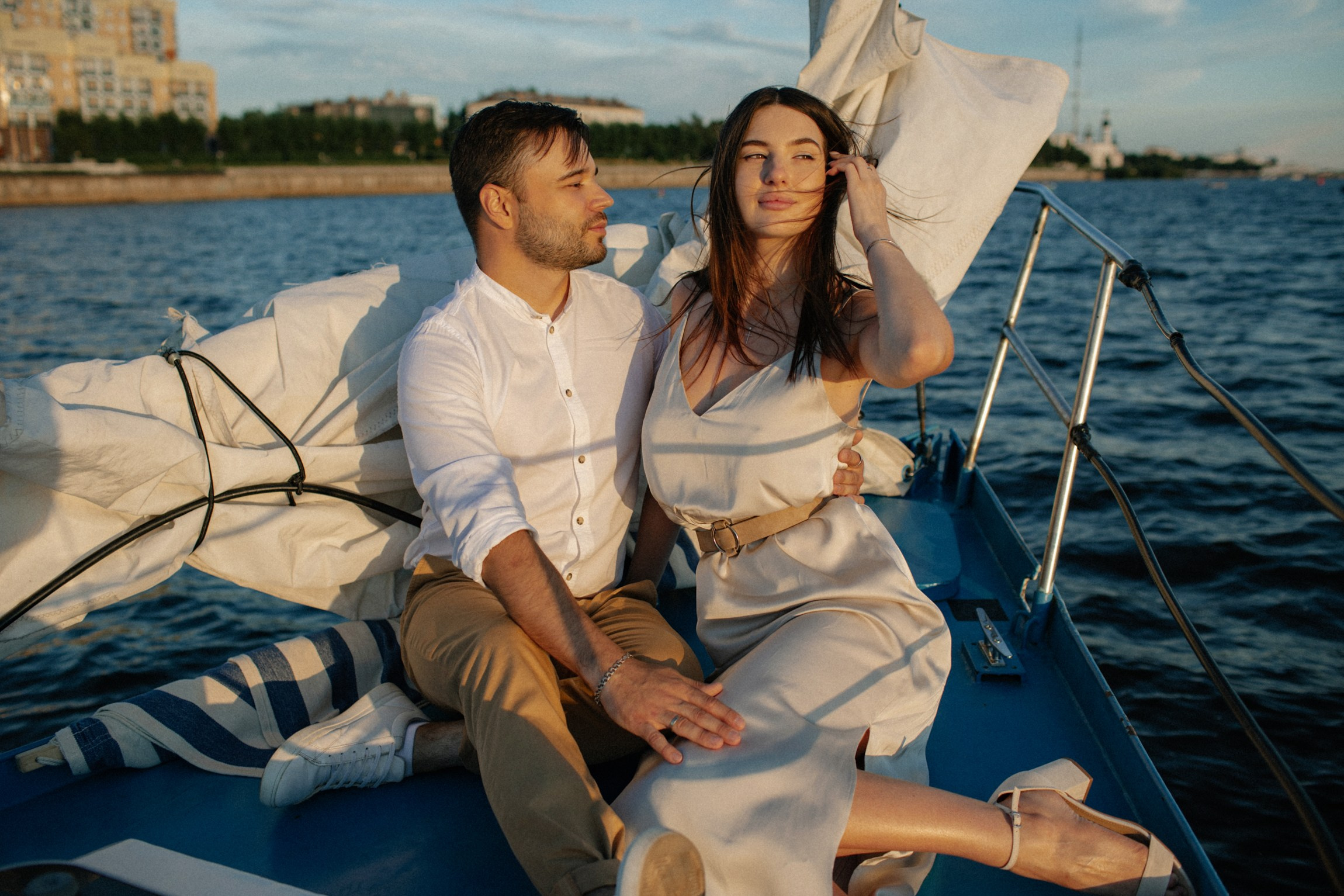 Теплота момента: объятия на палубе яхты, закат над Архангельском. Годовщина свадьбы, на Северной Двине