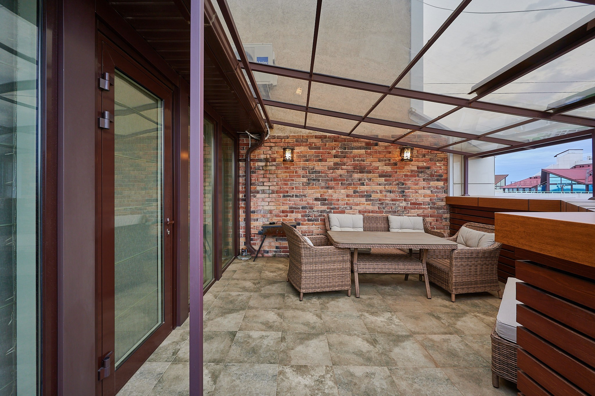 беседка бежевый столик бежевые стулья  светлая плитка коричневые кирпичи обои стена 