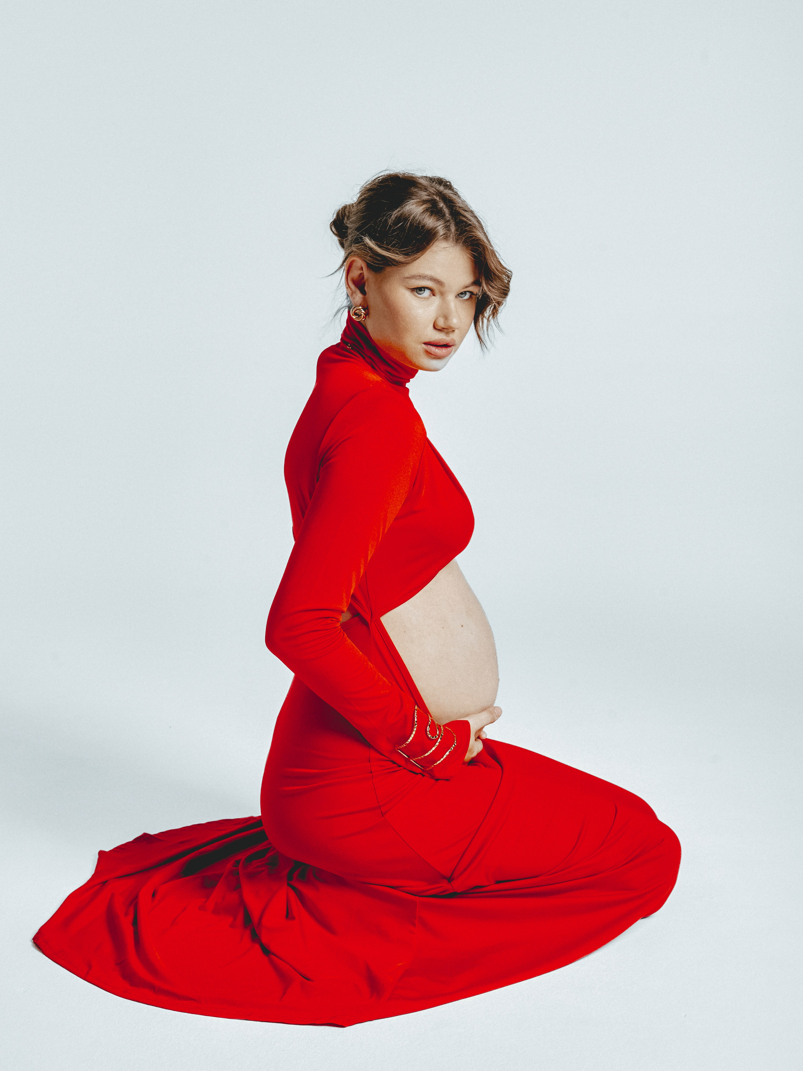 Силуэт беременной на светлом фоне — художественный clean aesthetic кадр