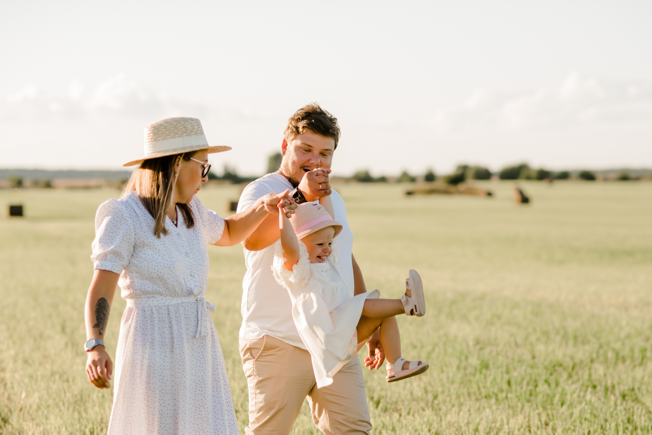 Семья в поле. Свадебный и семейный фотограф Евгения Кононова