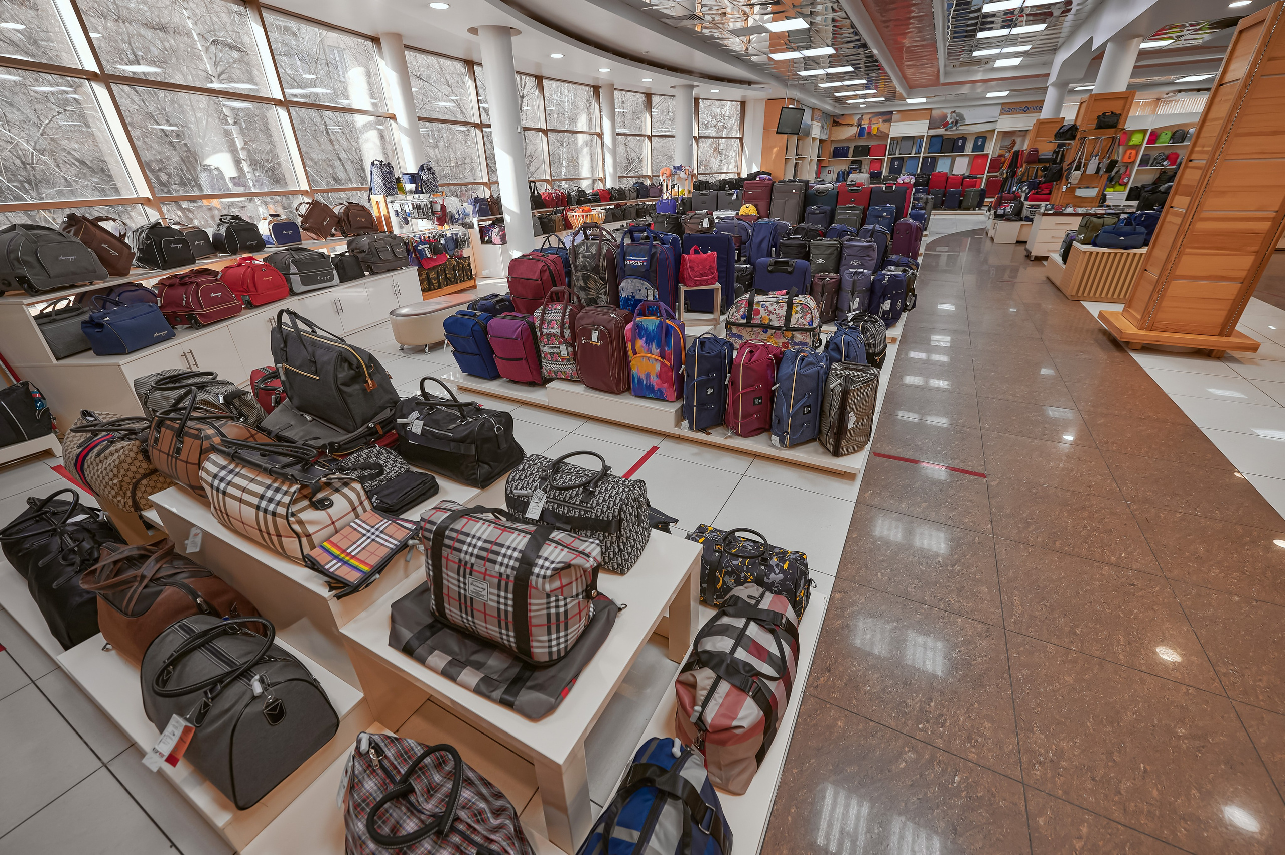 Портфолио по интерьерной и экстерьерной фотосъёмки: Мир Сумок — Правый берег. Фотограф Яковлев Роман — Красноярск