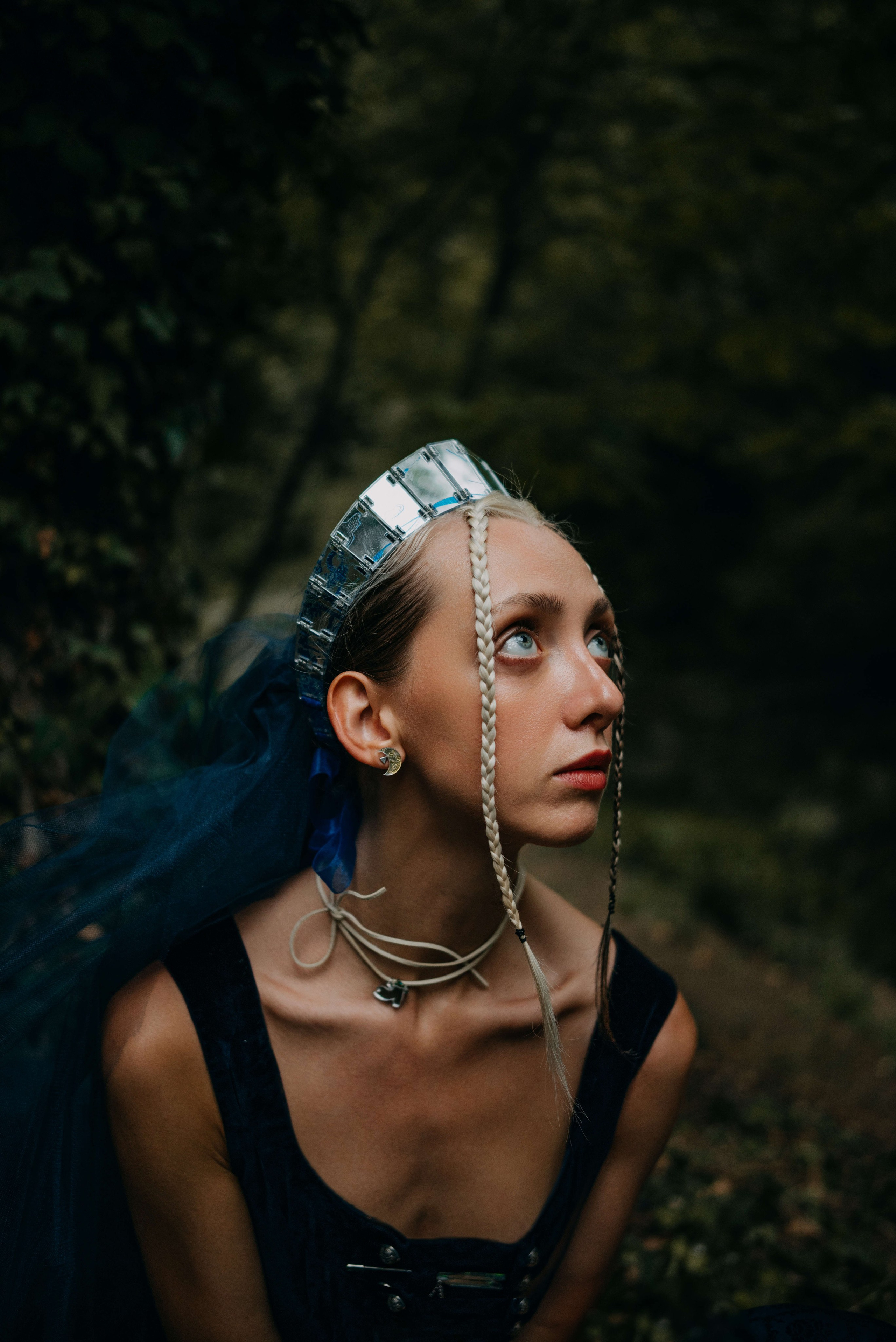 Съемка для бренда славянских украшений в лесу. Портретный и свадебный фотограф в Тбилиси • xeniqo