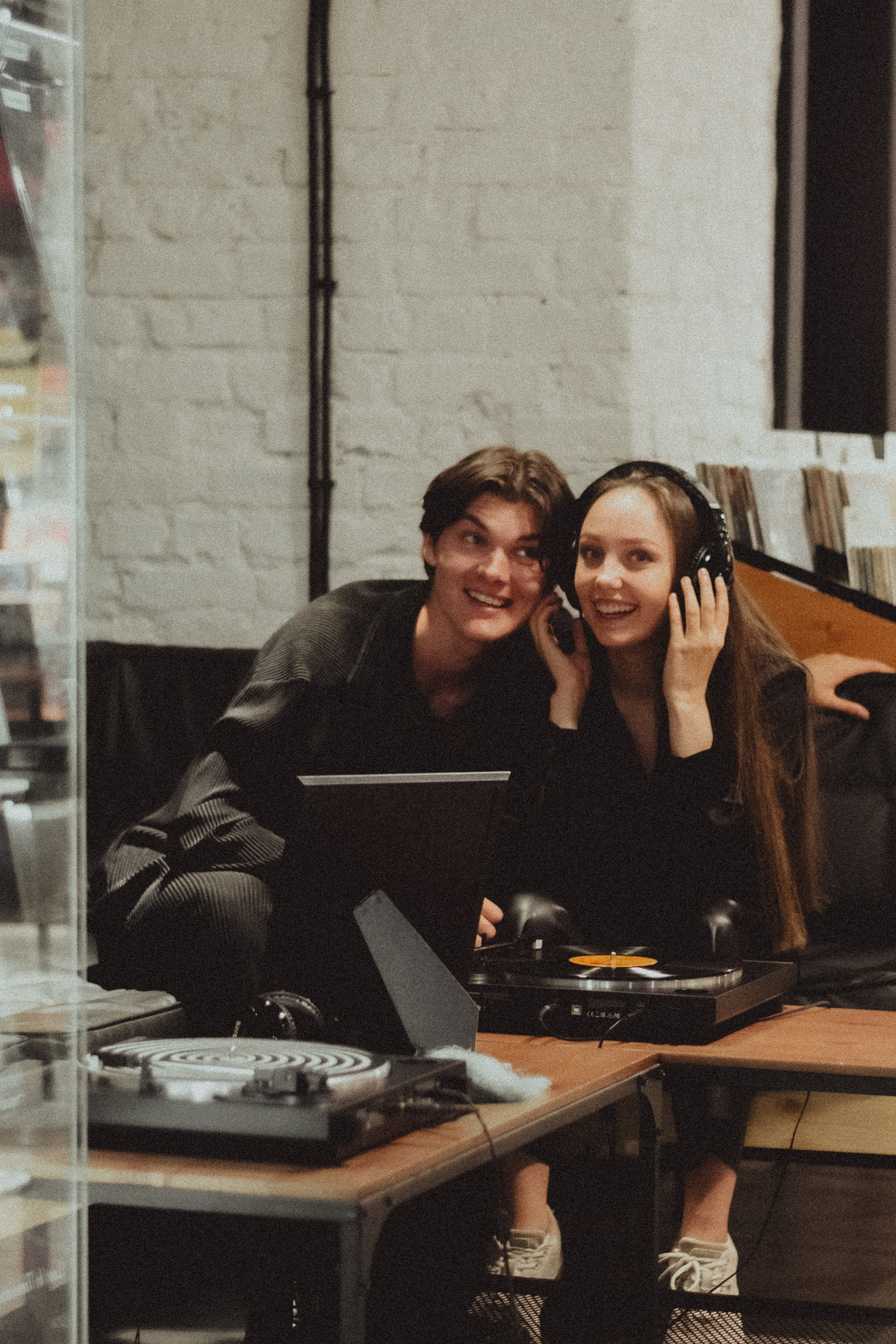 Парная ретро фотосессия в магазине с виниловыми пластинками