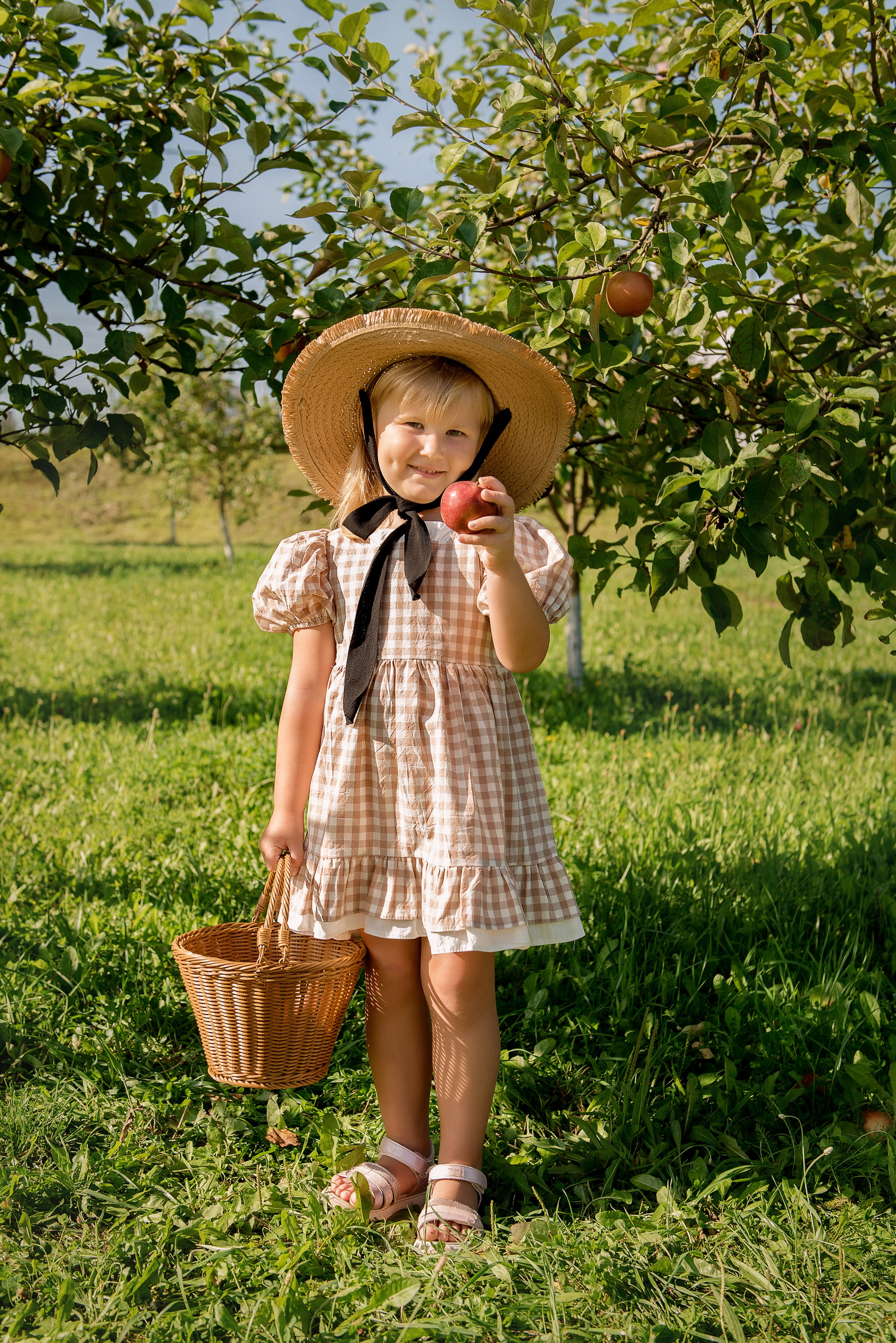 Яблоневый сад. Детский фотограф в Долгопрудном и Москве