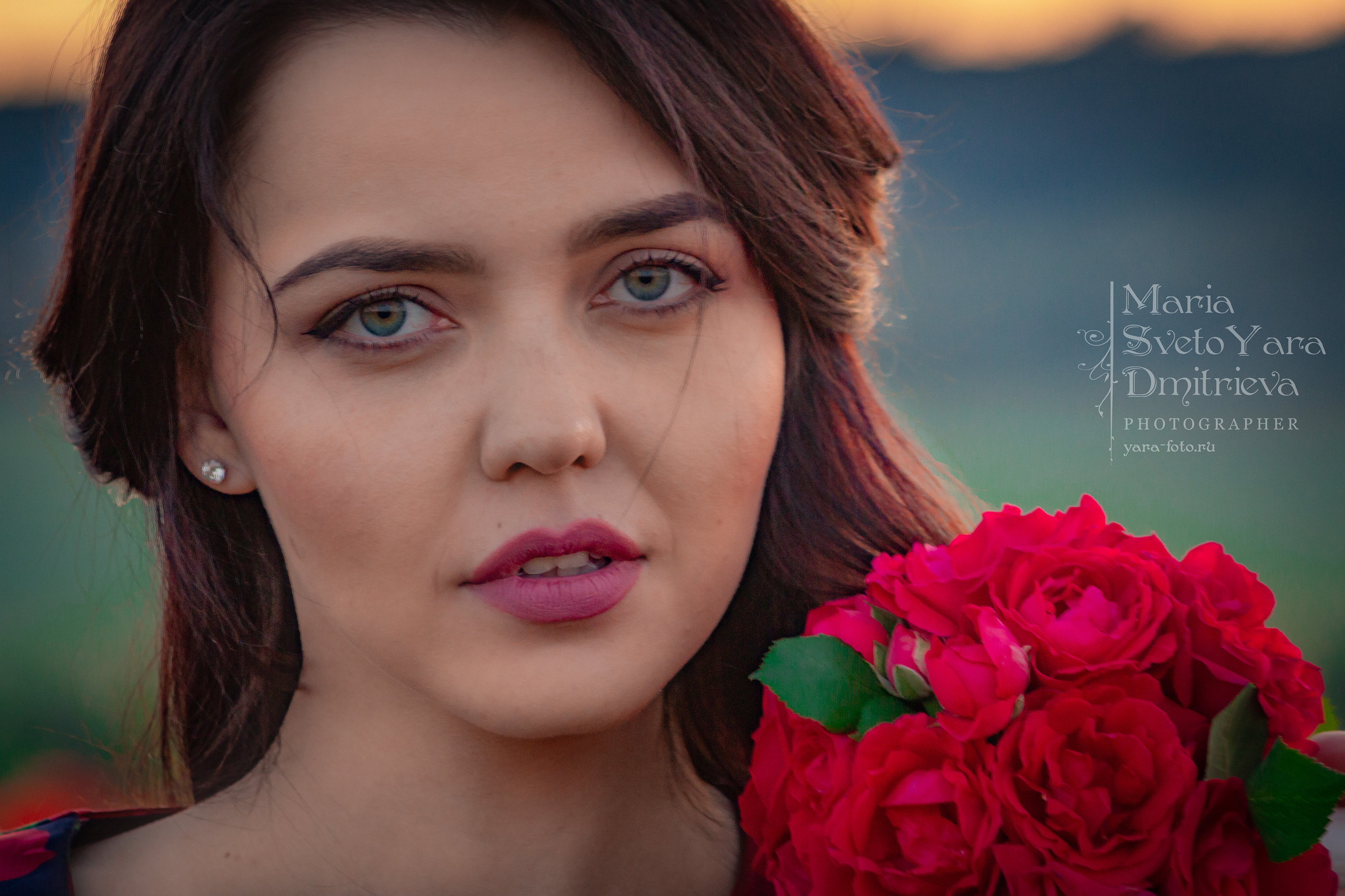 выездные фотосессии на закате для женщин 35+ в цветущих маковых полях по Крыму и в Симферополе