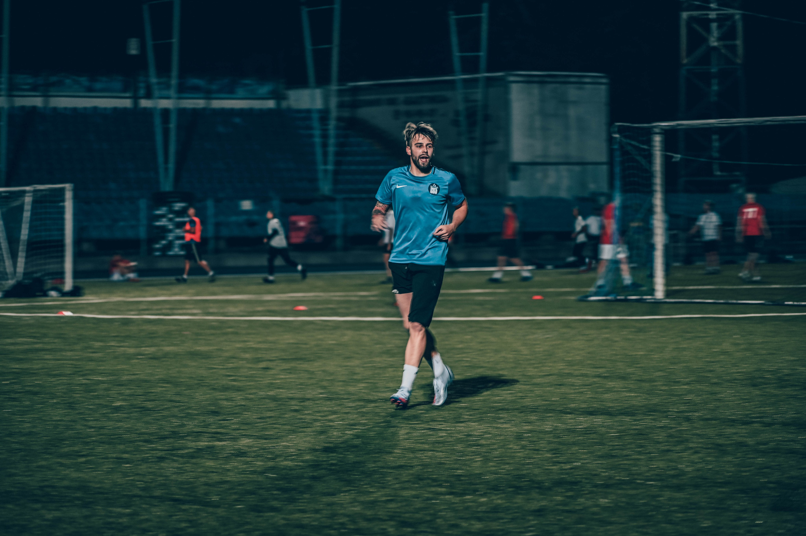 Фотосъёмка футбольной тренировки на стадионе. Фотограф Александр Орымбаев