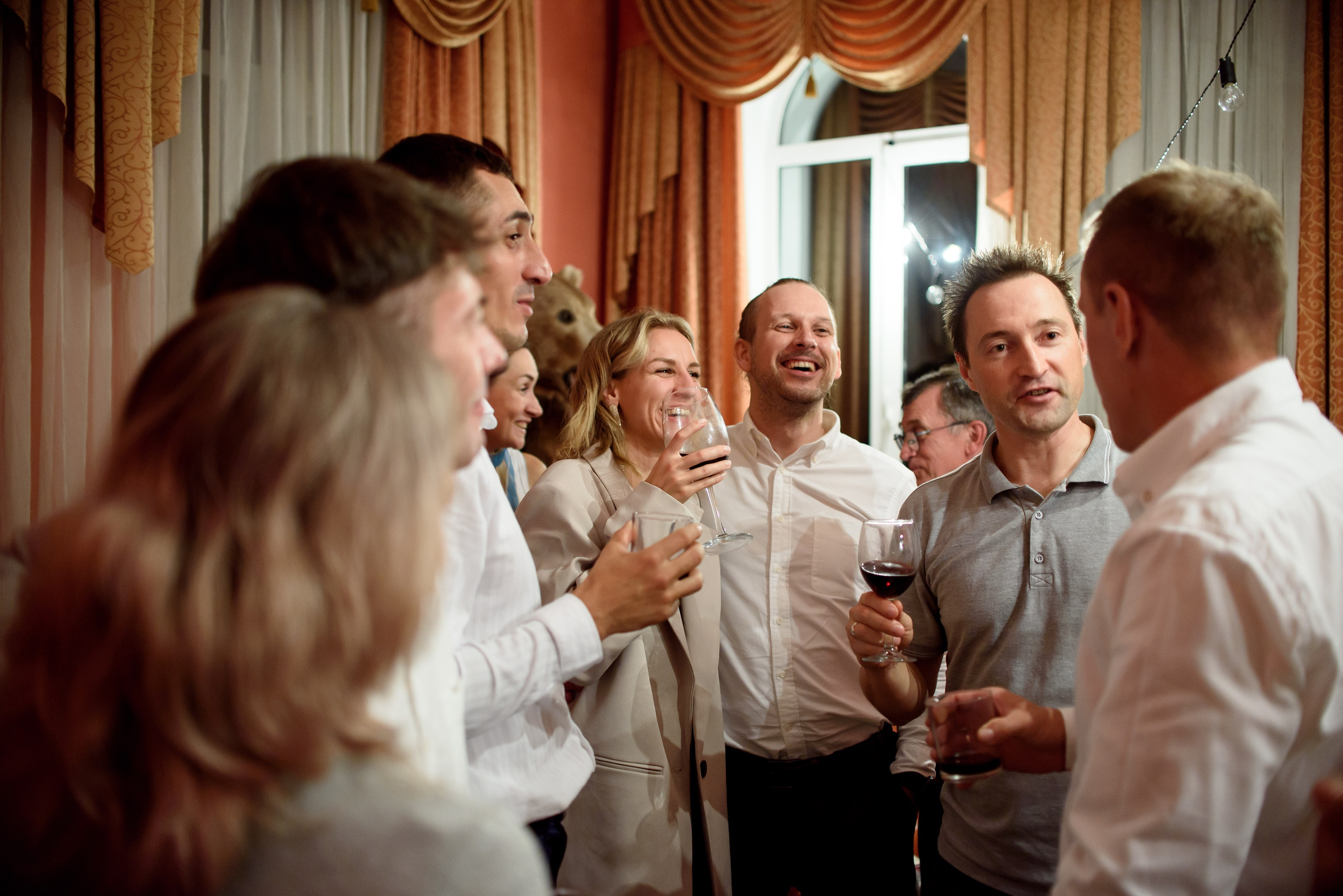 Камерная загородная свадьба в коттедже. Анастасия Петрович фотограф, фотокорреспондент в Москве и Санкт-Петербурге. Фотосъёмка репортажа, мероприятия, корпоративная съёмка, контент