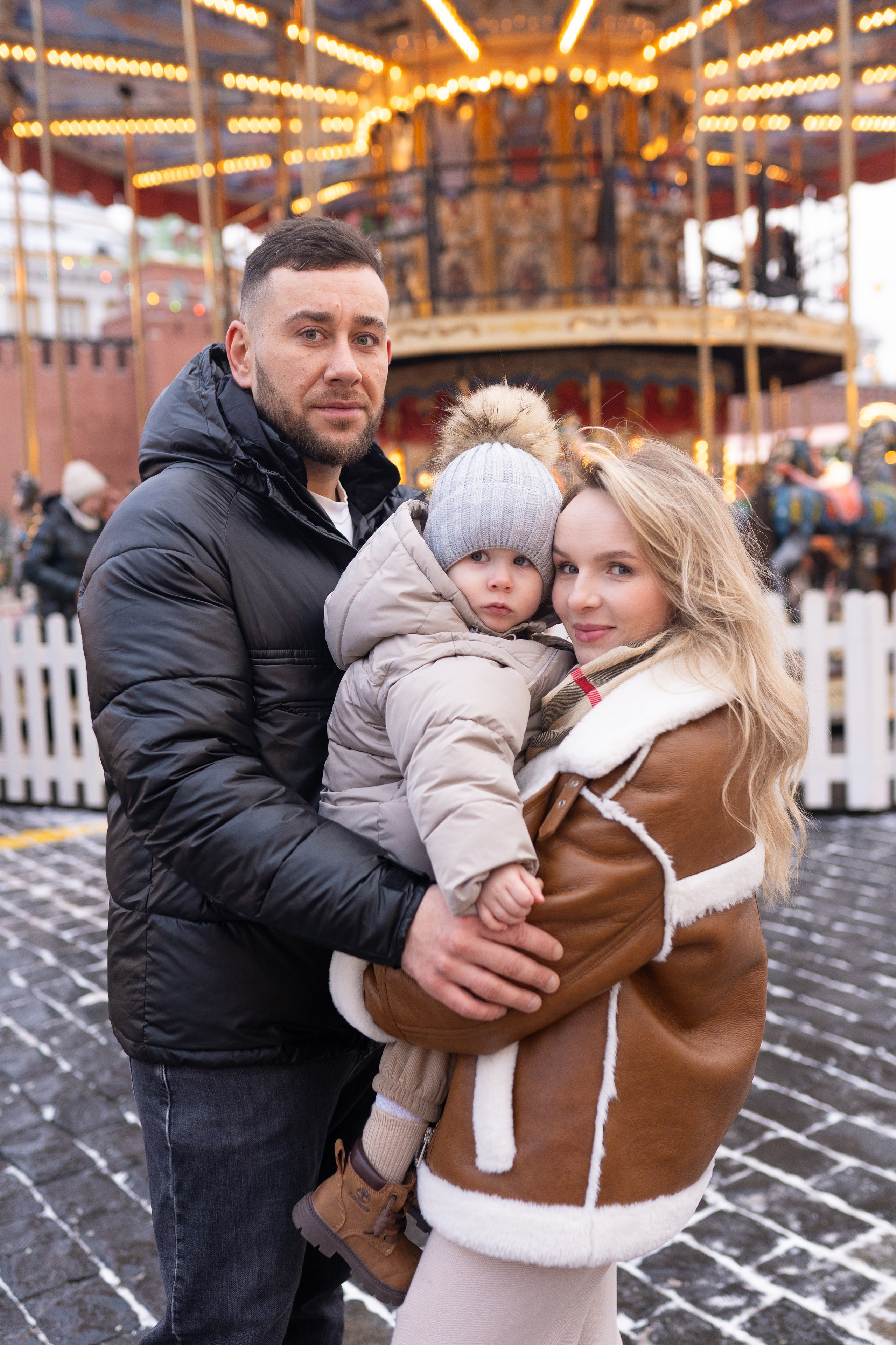 Павел, Егор и Наталия на ГУМ Ярмарке. Свадебный фотограф в Москве Анна Полушина