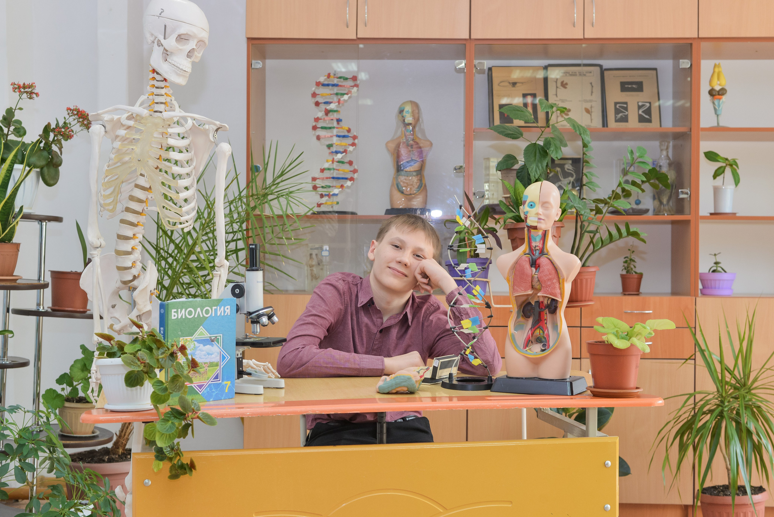7 класс. Фотосессия в кабинете биологии. Детский и школьный фотограф в Костанае Рабига Сейткенова