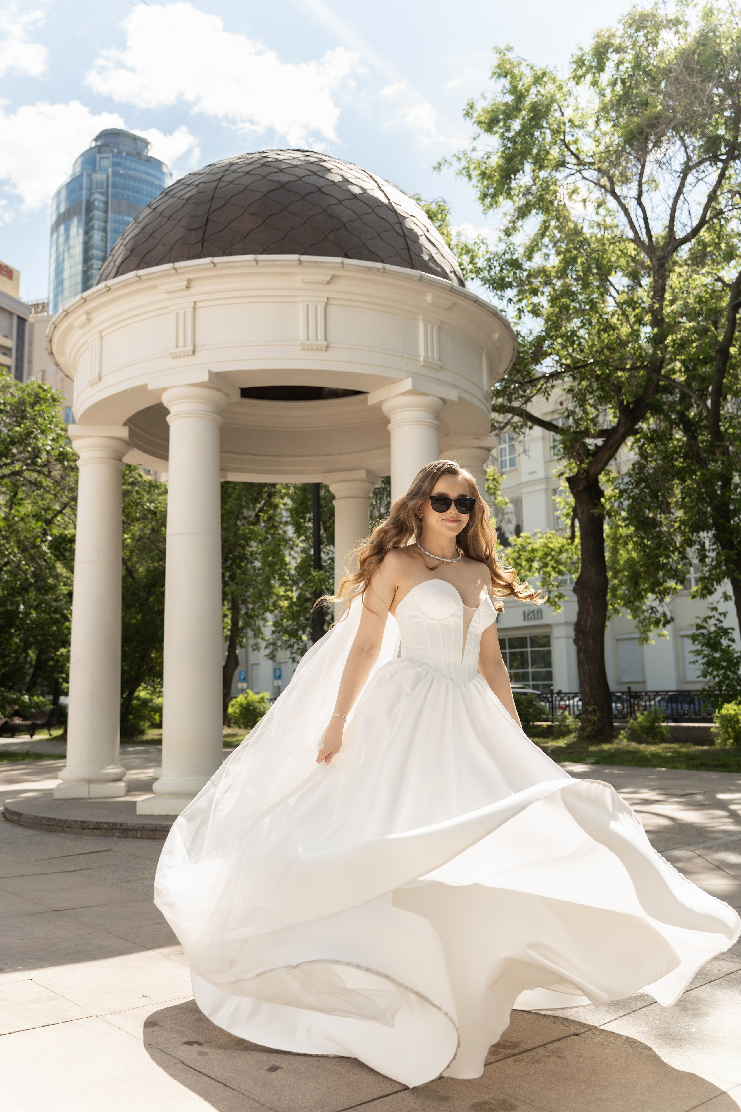 Свадебная фотосессия в Екатеринбурге, фотосессия у Оперного театра, сборы в отеле. Фотограф Татьяна Мамонтова