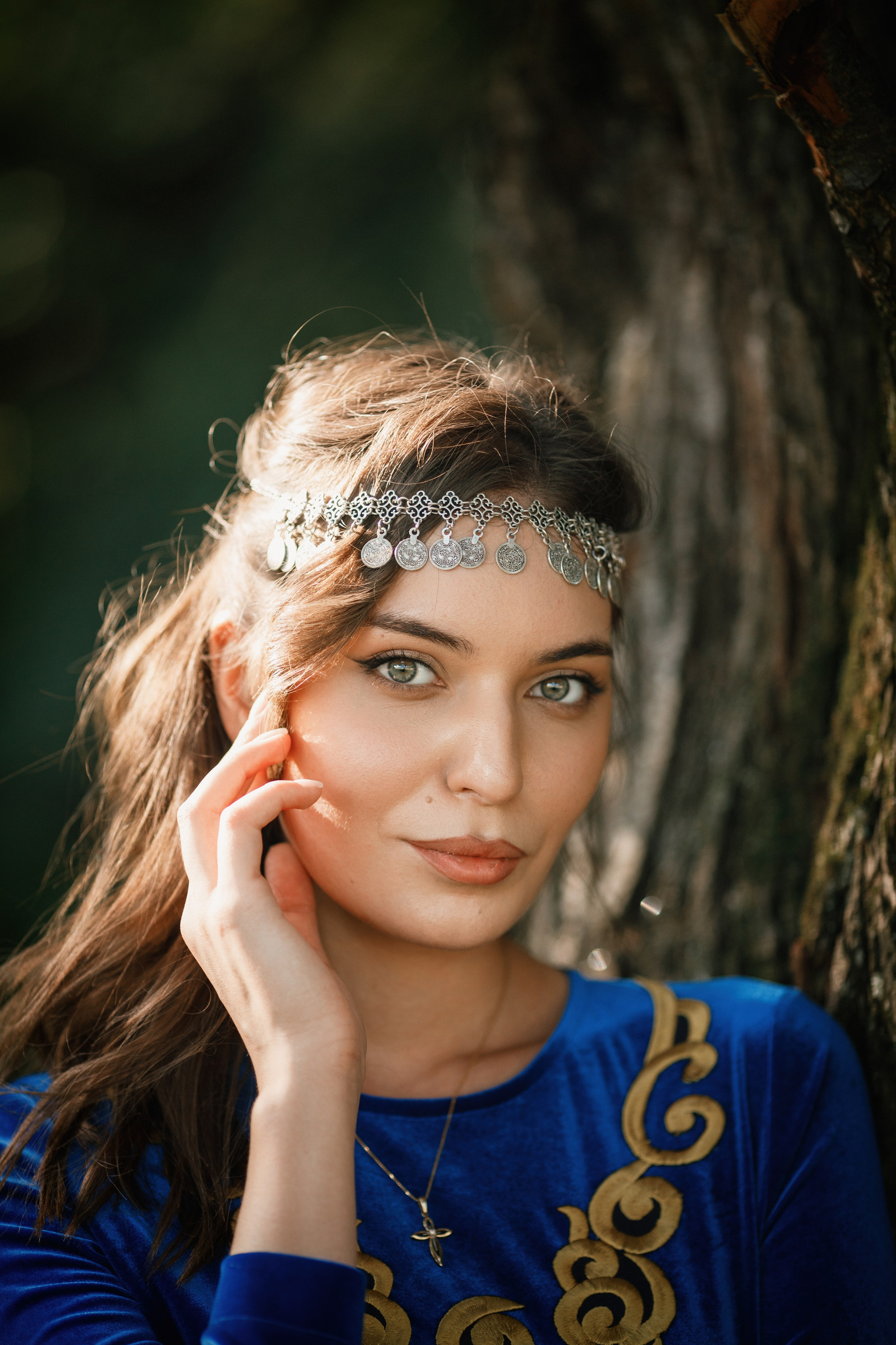 Индивидуальная фотосессия в горах, в армянском национальном платье. Фотограф во Владикавказе Юрий Геворгизов