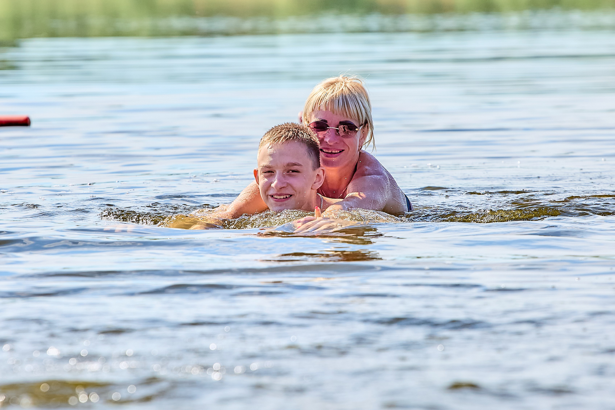 Семейная прогулка летом на озере