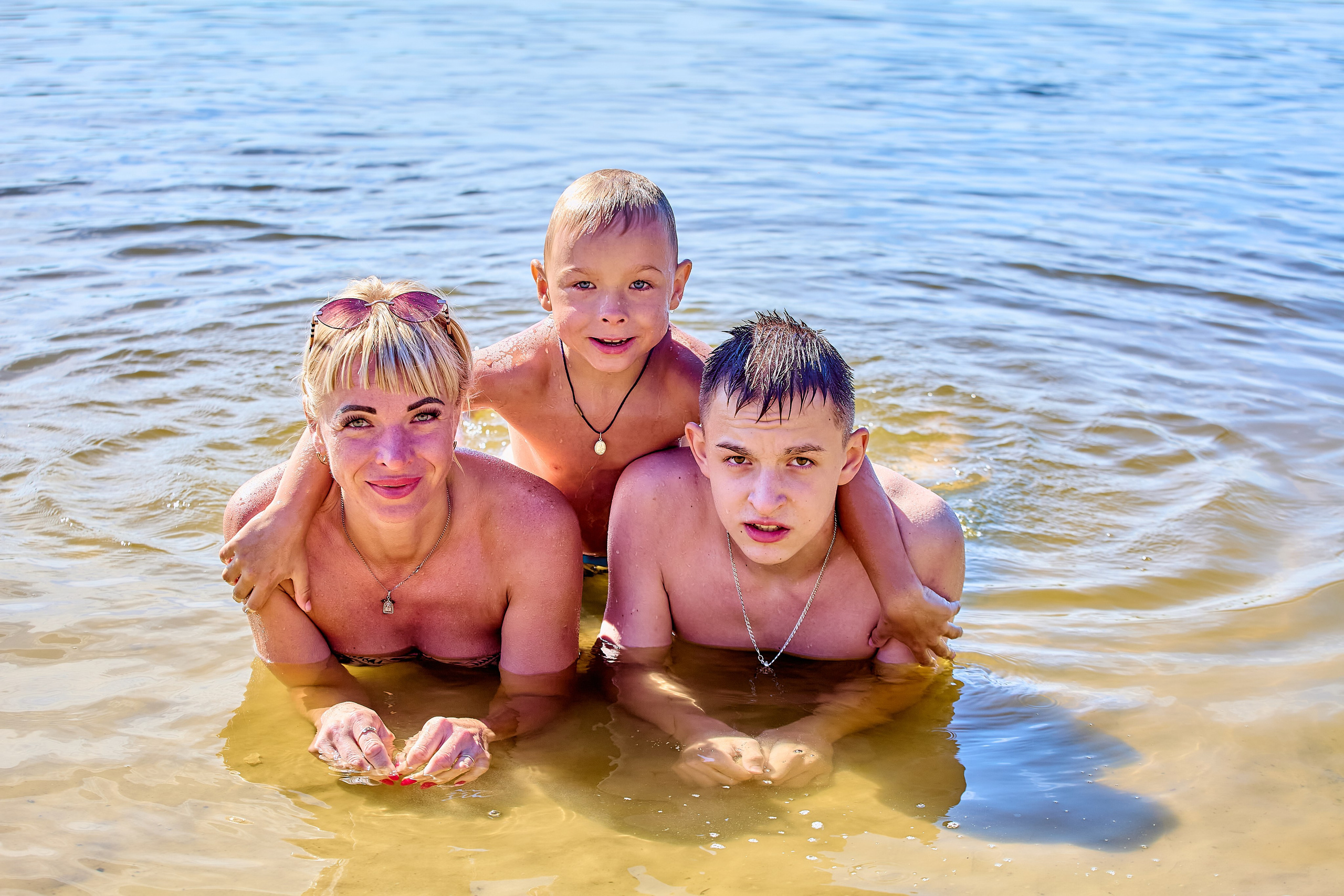 Семейная прогулка летом на озере