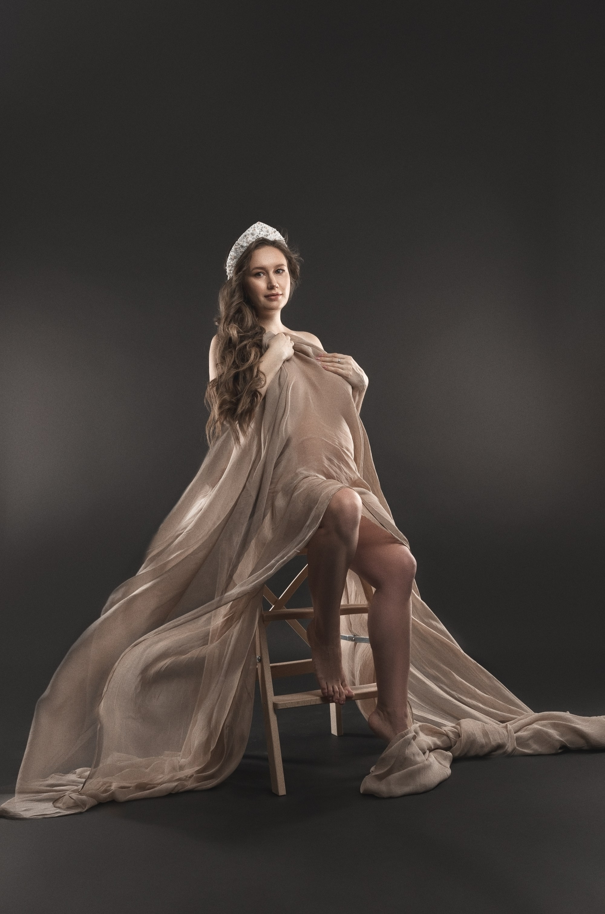 фотосессия беременной в фотостудии на темном фоне в красивом разлетающемся платье, фотография беременности, фотосессия беременных, портрет беременной в кокошнике