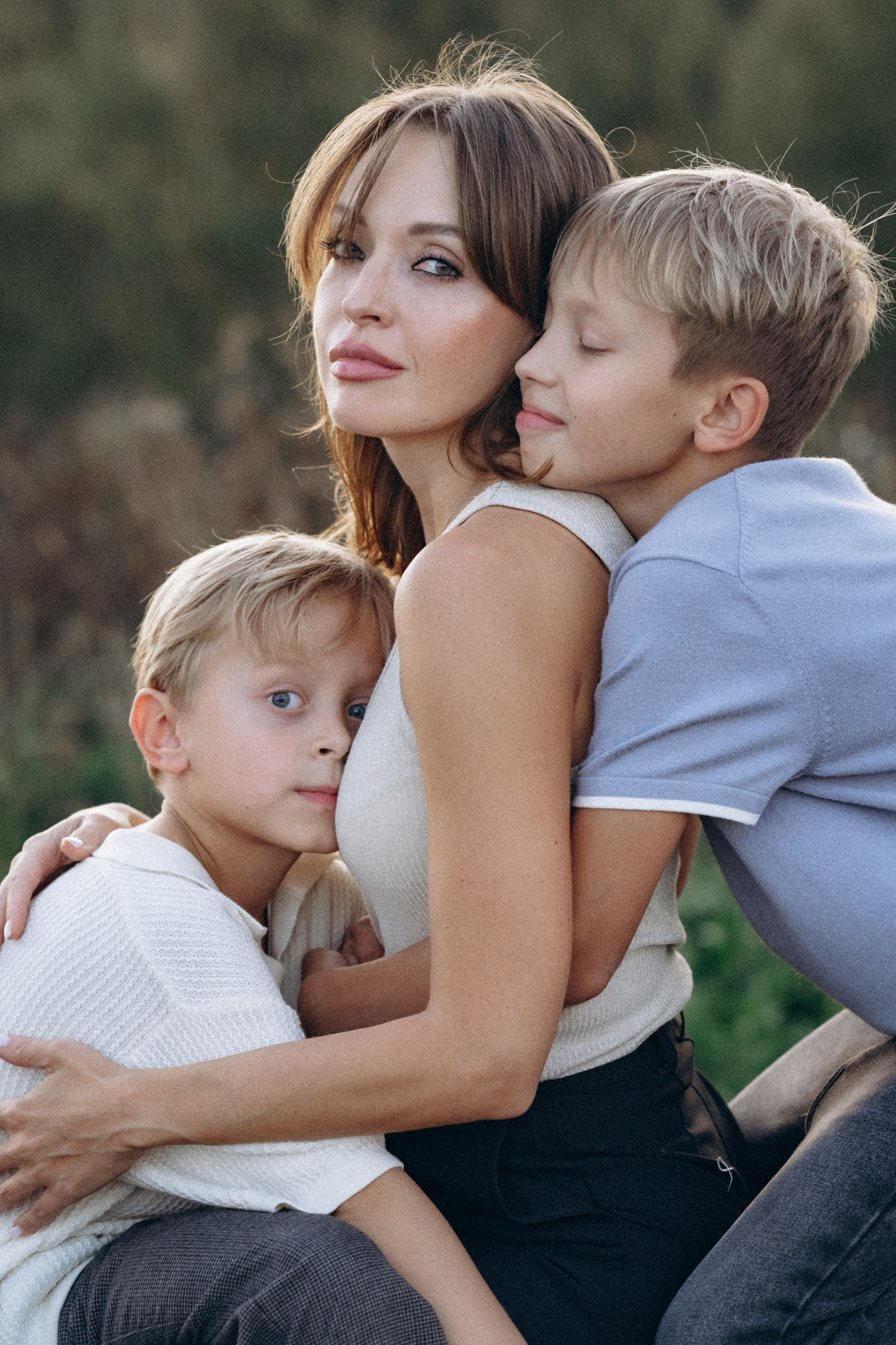 осенняя фотосессия на улице семейная в москве — в парке сыновья обнимают маму