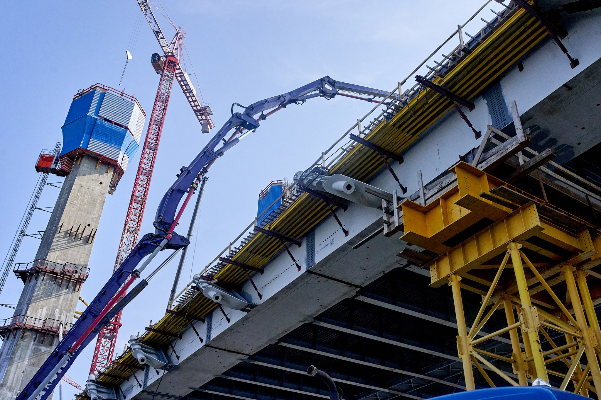 Строительство моста из бетона. Фотосъемка