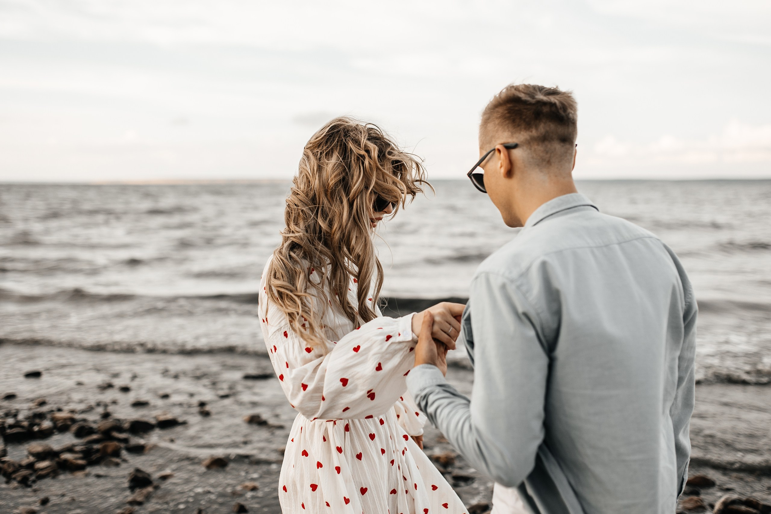 Здравствуйте! Я&nbsp;свадебный фотограф из&nbsp;Ульяновска, работаю в&nbsp;том числе по&nbsp;всей России и&nbsp;с&nbsp;выездом за&nbsp;границу. Снимаю свадьбы, lovestory, корпоративы, светский репортаж. Провожу обучение по&nbsp;фотографии, мастер-классы и&nbsp;воркшопы для других фотографов.