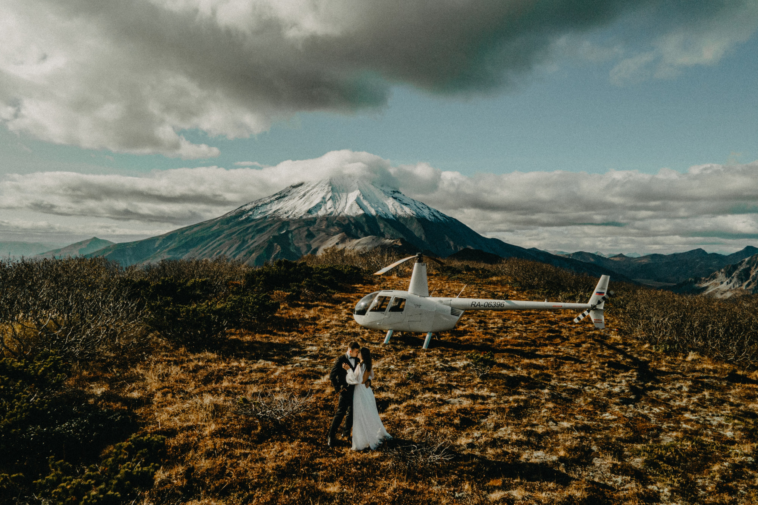 Вертолетный полет Бухта Жировая. Свадебное фото и видео на Камчатке. Туристические маршруты